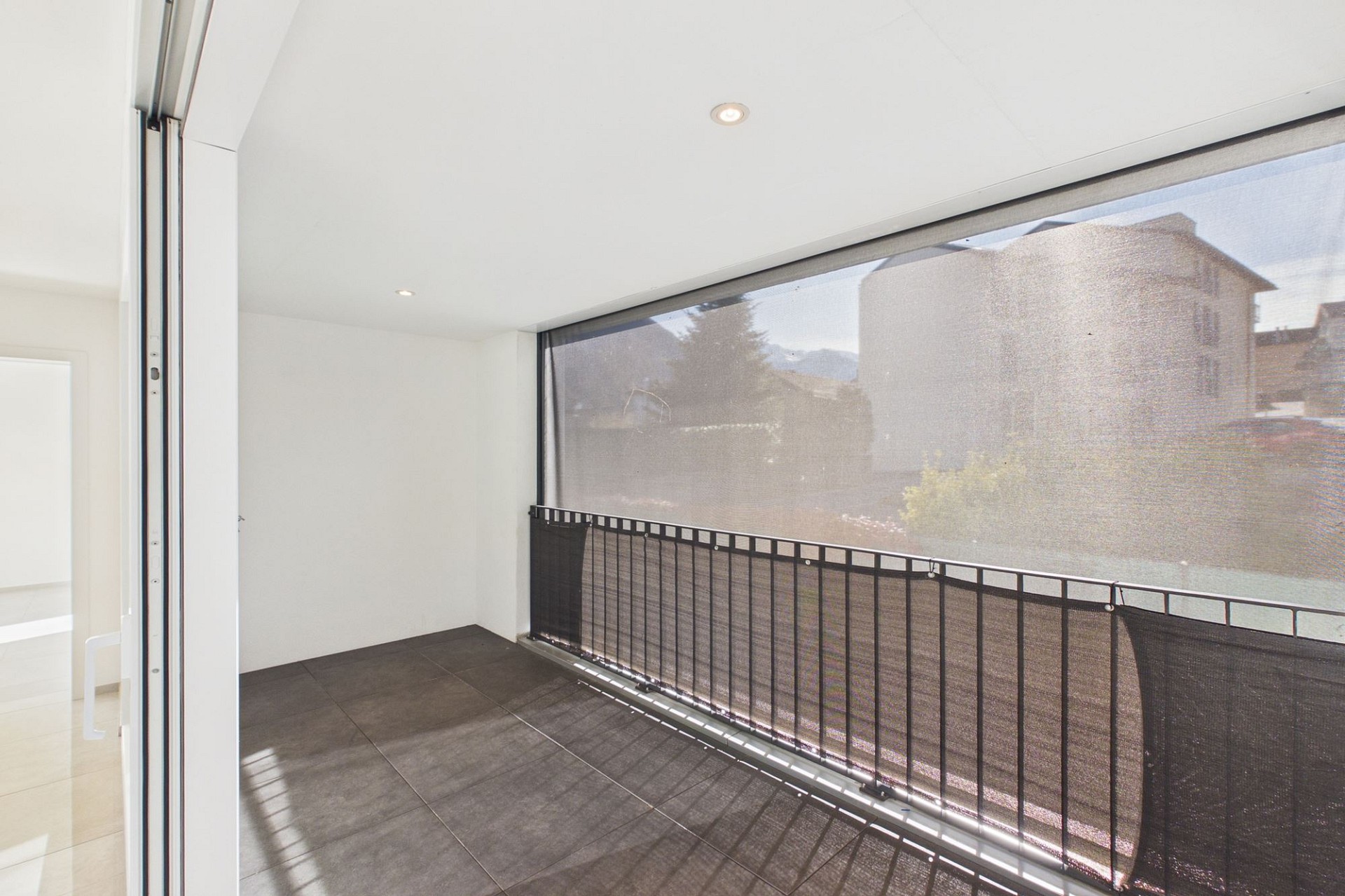 Überdachter Balkon mit Sichtschutz