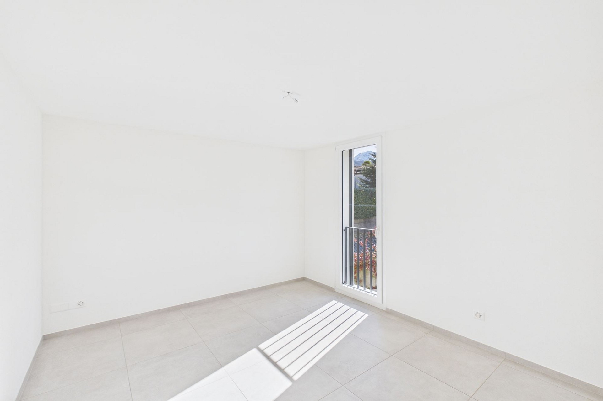 Heller leerer Raum mit Balkonfenster