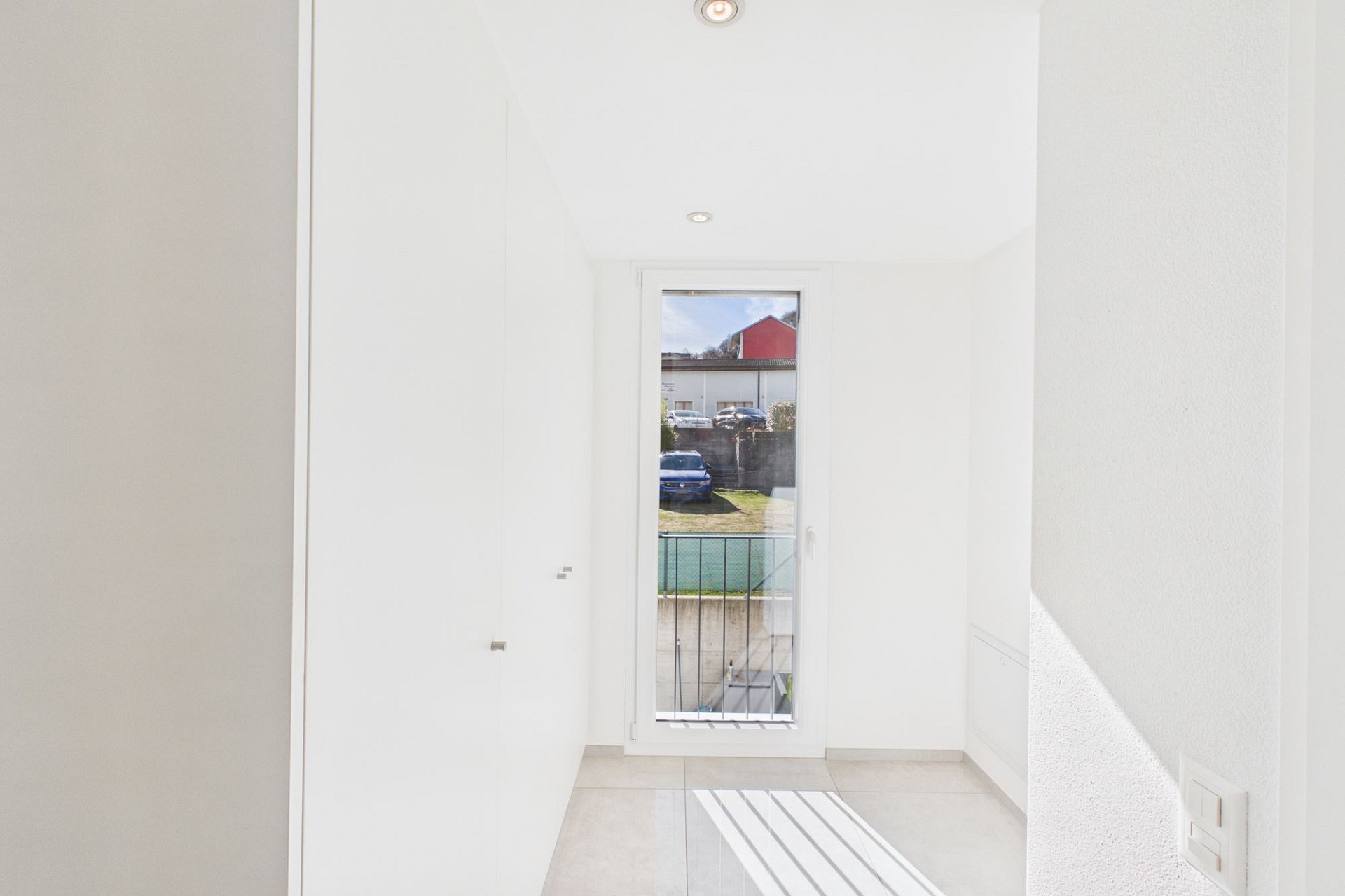 Heller schmaler Flur mit Fenster