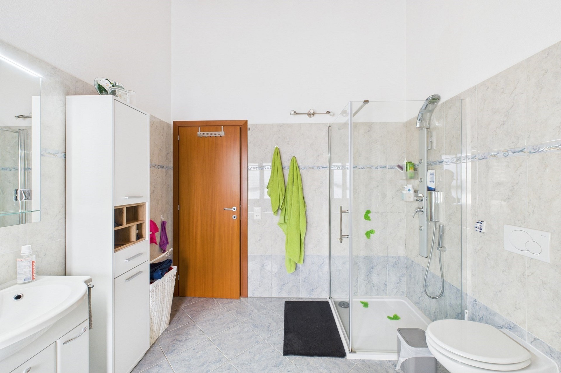 Modernes Badezimmer mit Dusche und WC