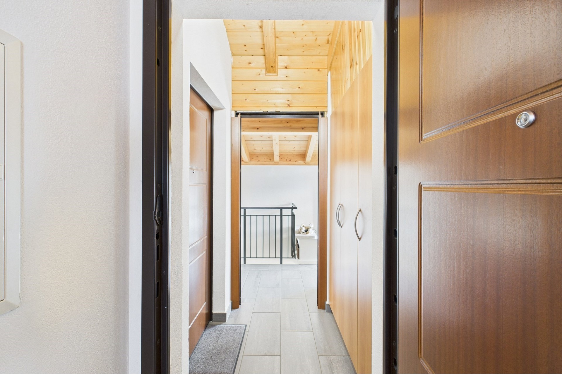 Heller Flur mit Holzdecke