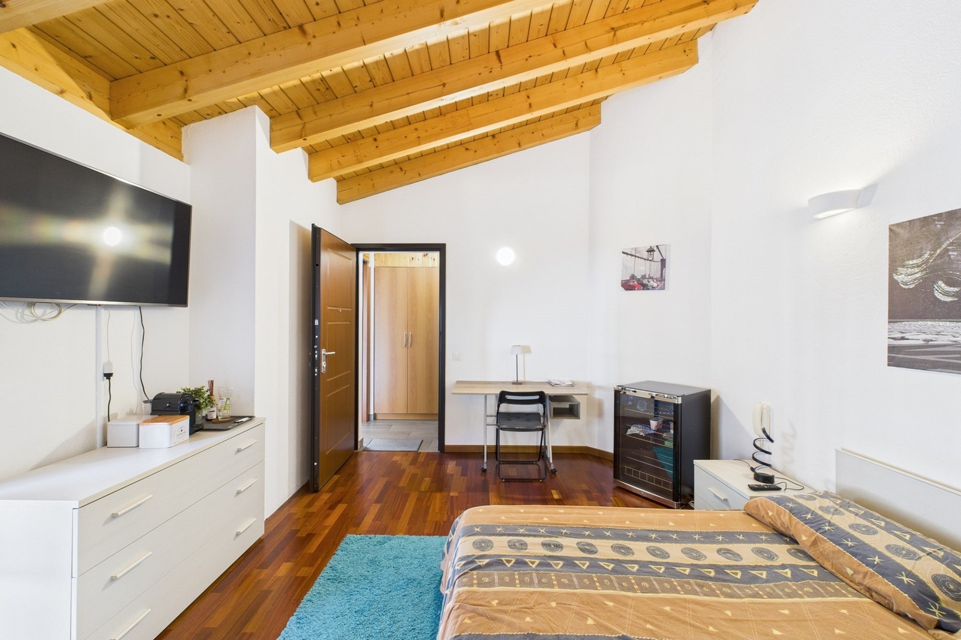 Helles Schlafzimmer mit Holzbalkendecke