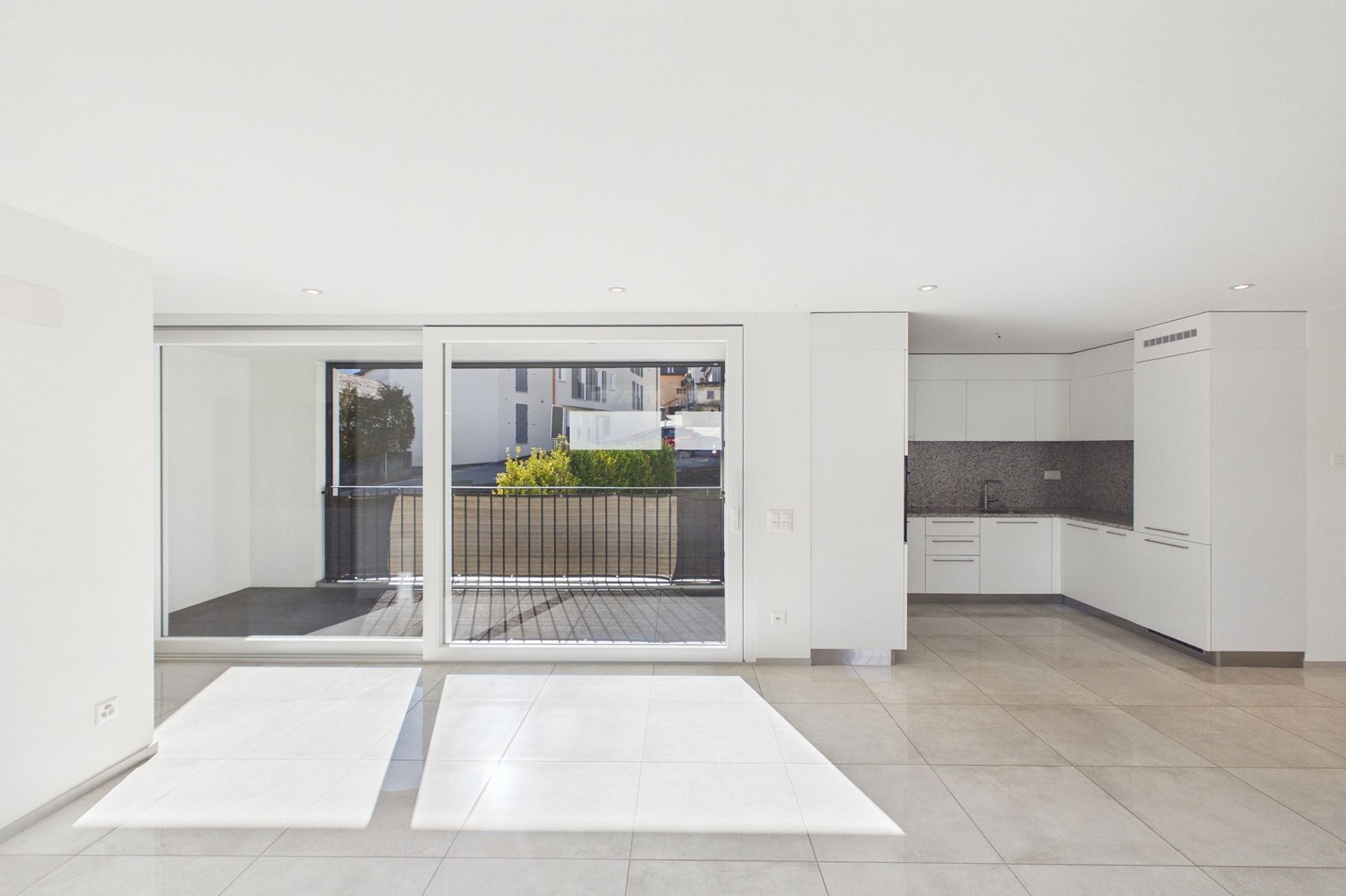 Helle, moderne Wohnküche mit Terrasse