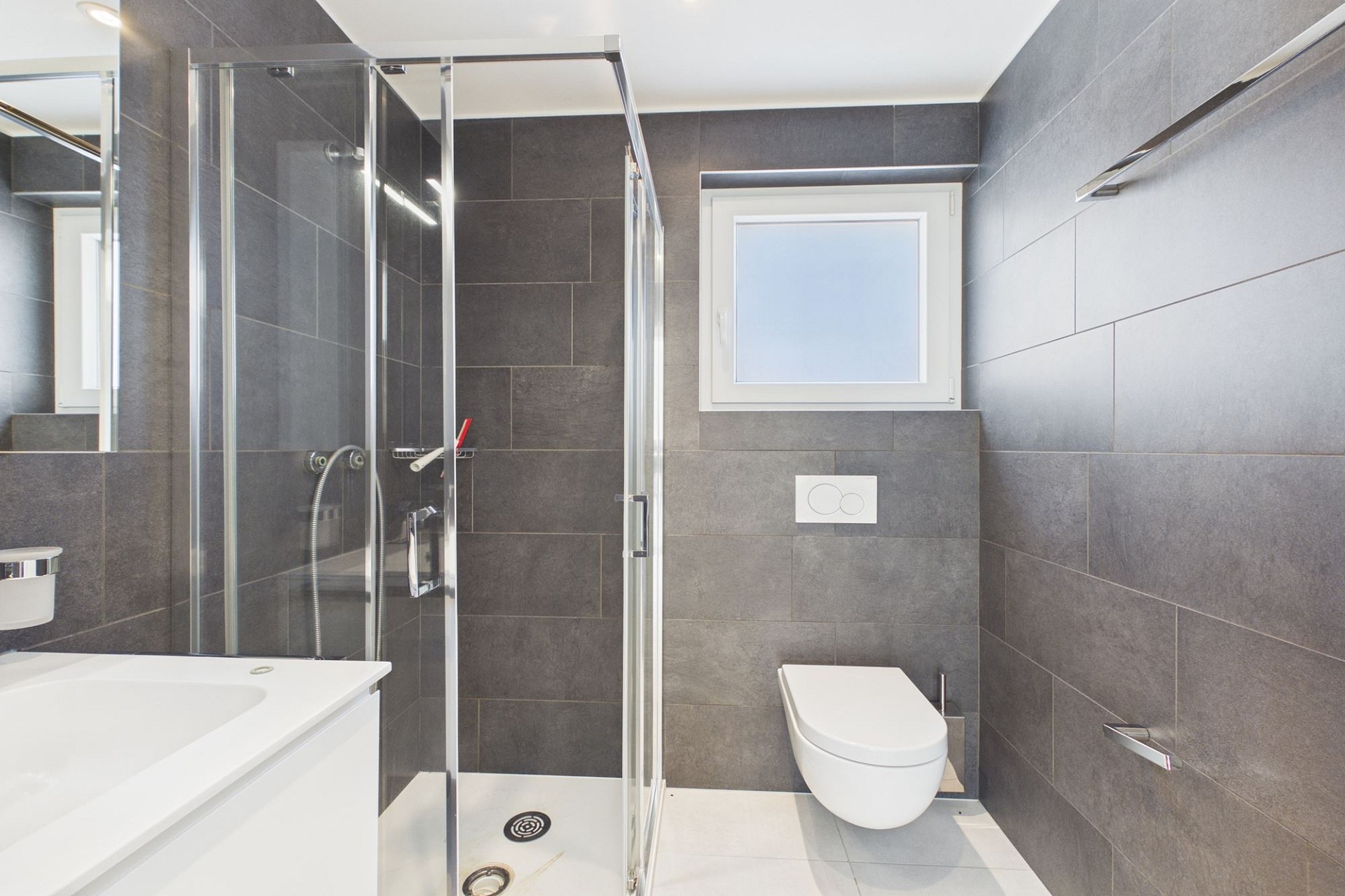 Modernes Badezimmer mit Dusche und wandhängendem WC