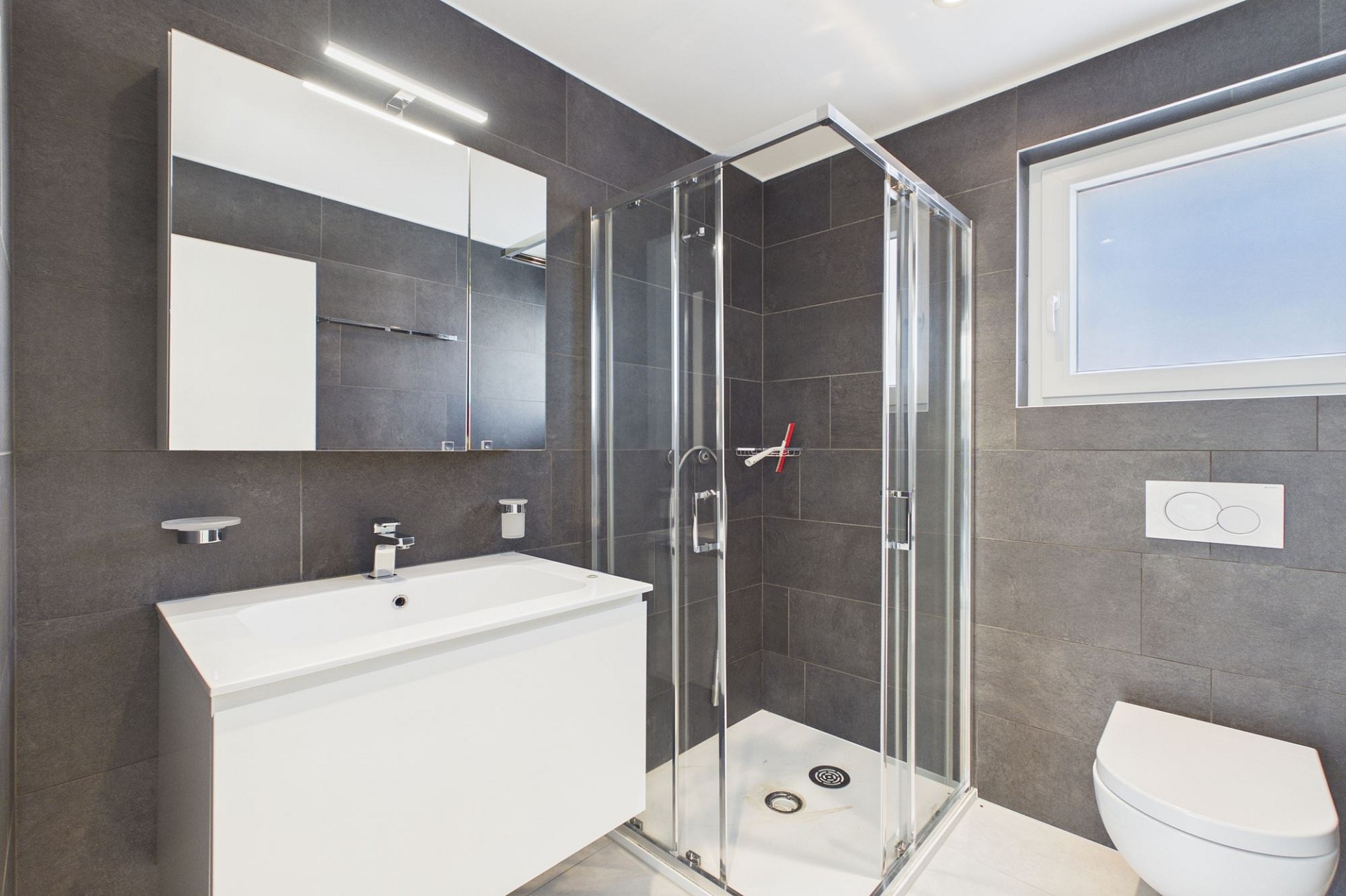 Modernes Badezimmer mit Dusche und WC