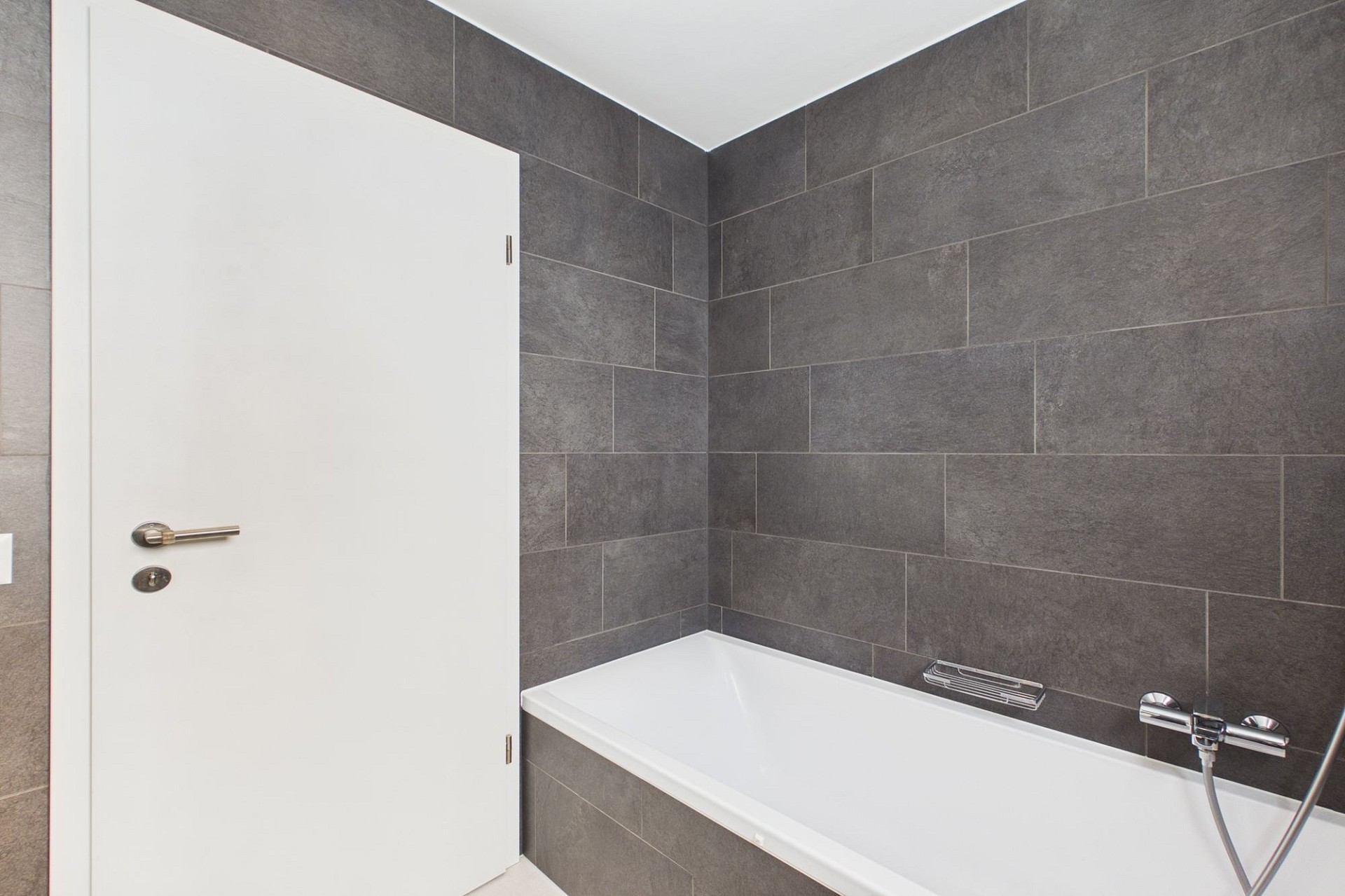 Modernes Bad mit Badewanne