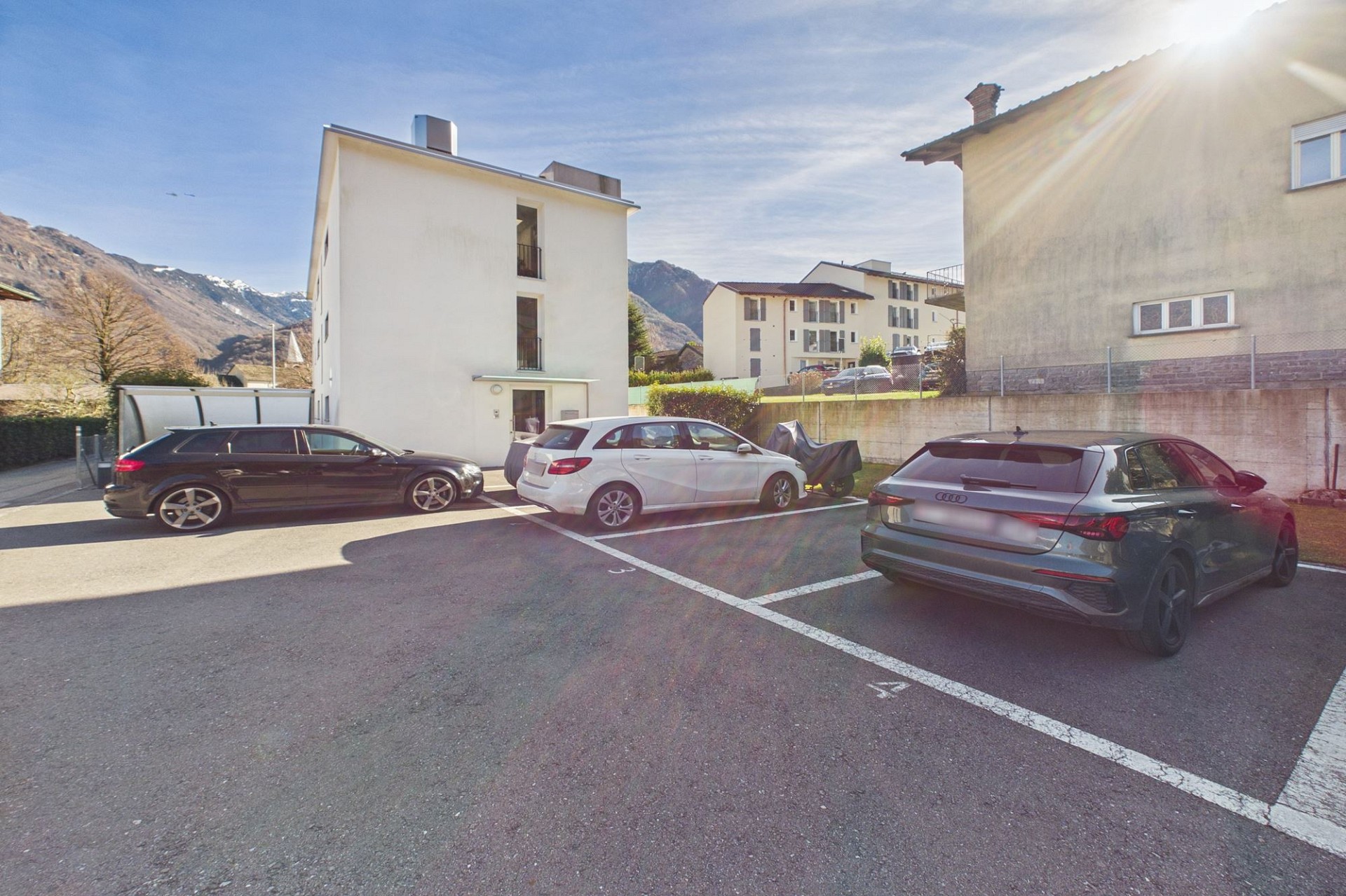 Außenansicht eines Wohnkomplexes mit Parkplatz