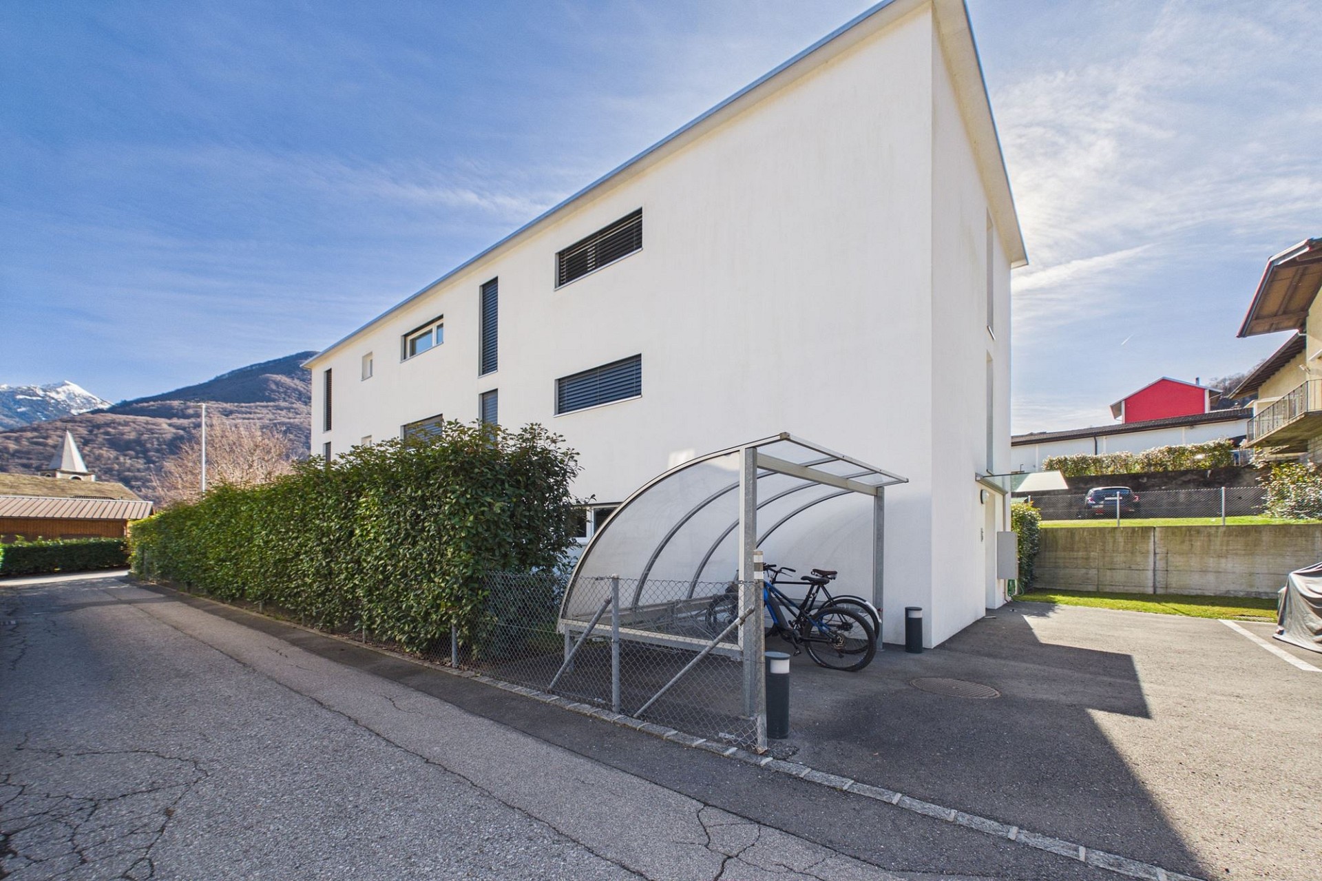 Modernes Mehrfamilienhaus mit Garage und Fahrradunterstand