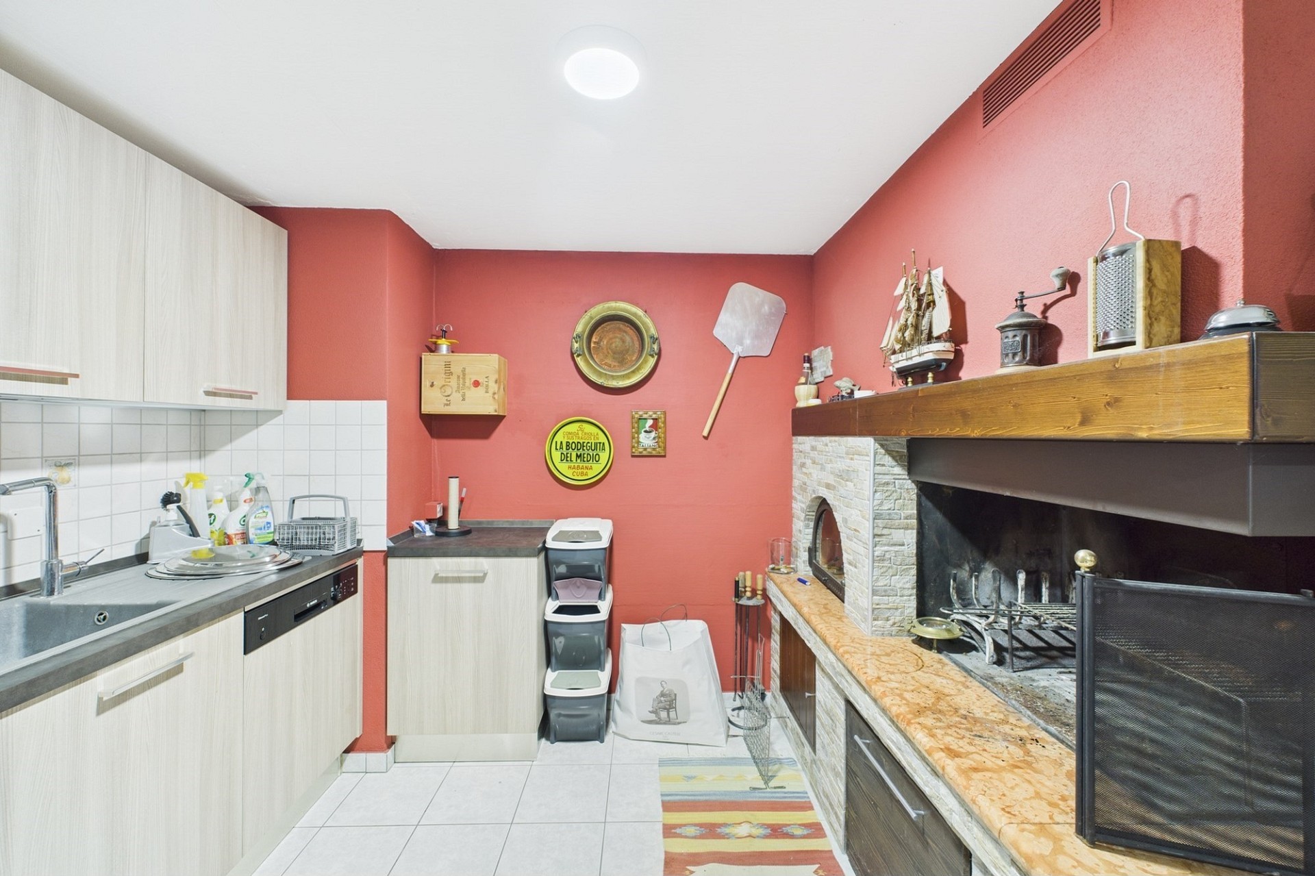 Küche mit Kamin und roter Wand