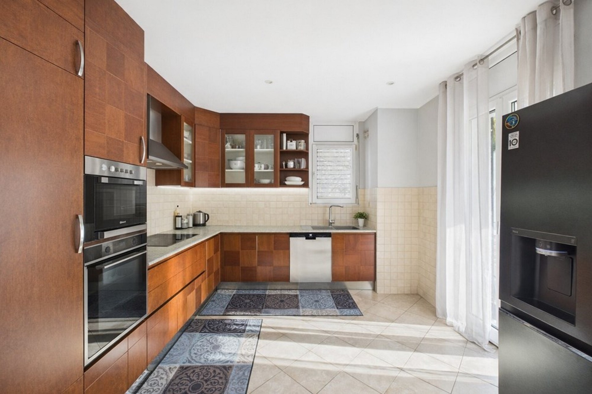 Moderne Küche mit Holzfronten
