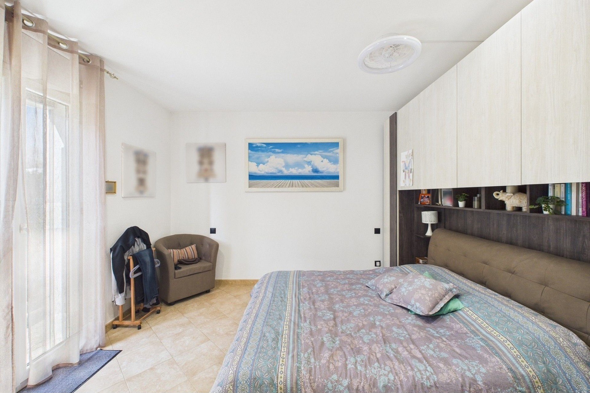 Helles Schlafzimmer mit Einbauschrank und Bett