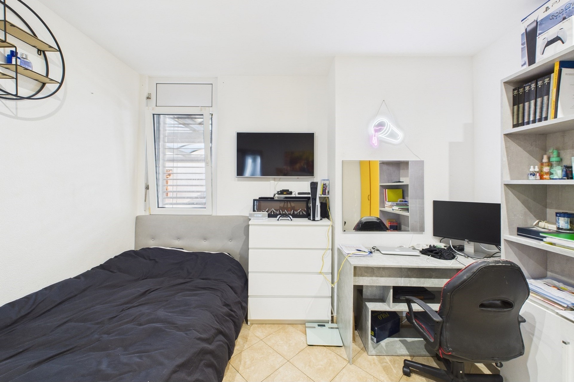Kleines Schlafzimmer mit Arbeitsbereich