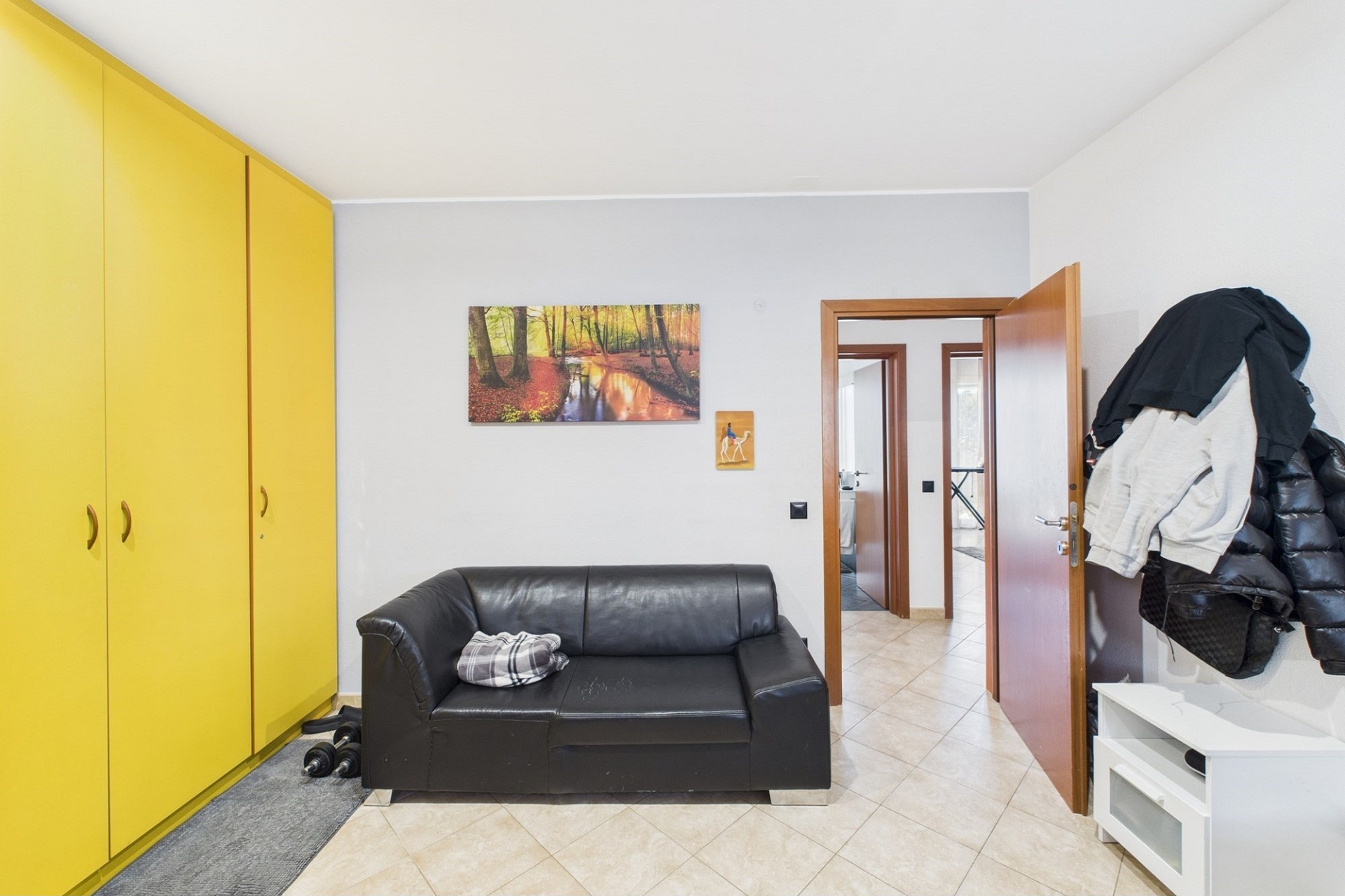 Flur mit Sitzgelegenheit und Garderobe