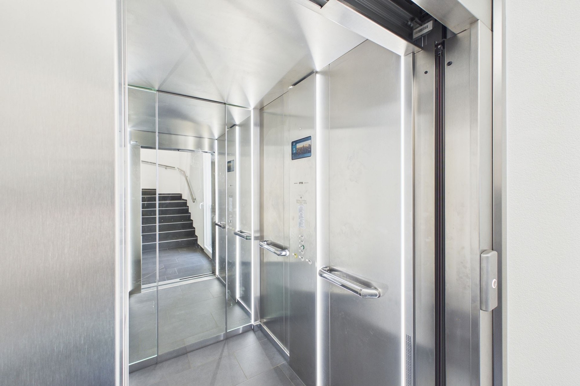 Aufzug mit Spiegel in einem Treppenhaus