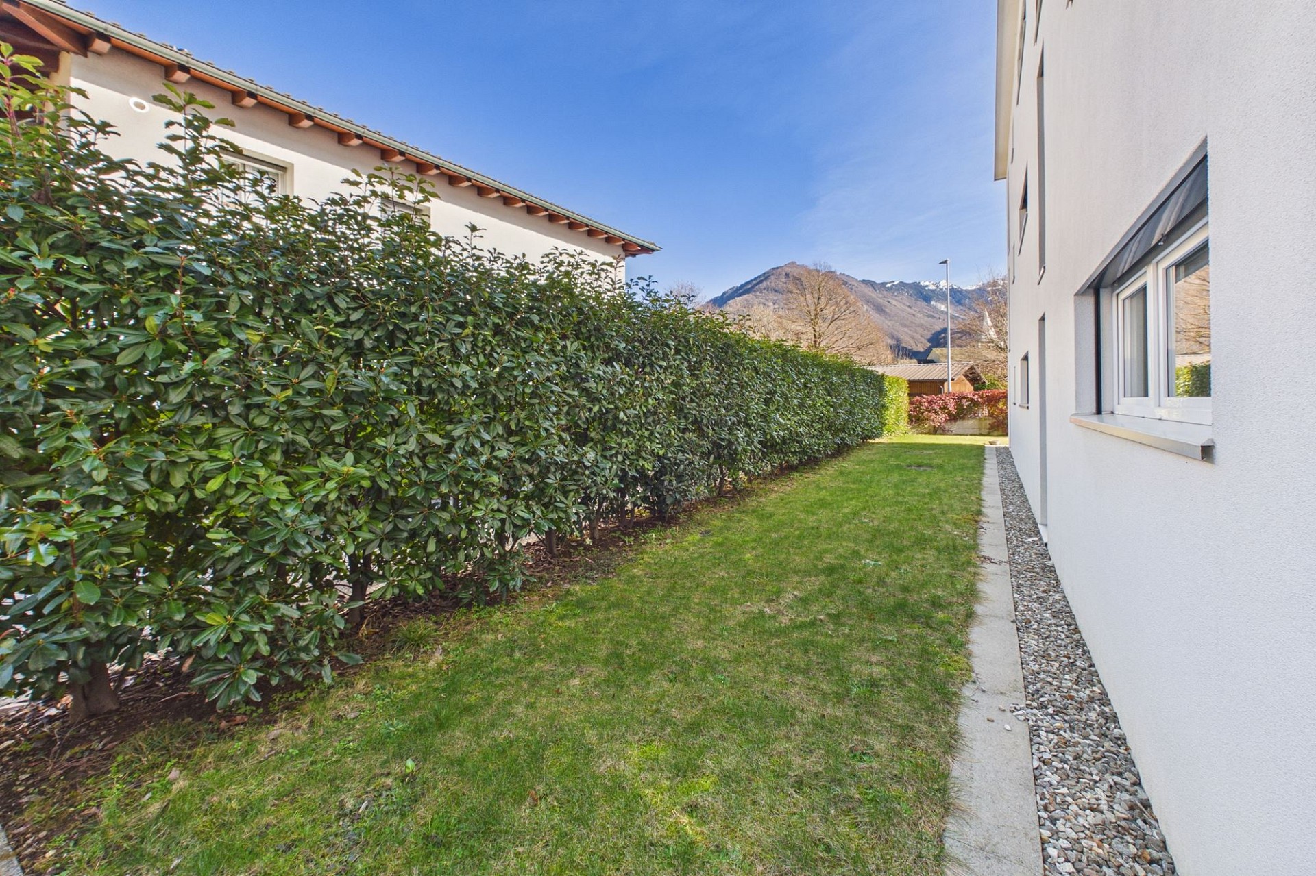 Garten- und Hausansicht mit Bergblick