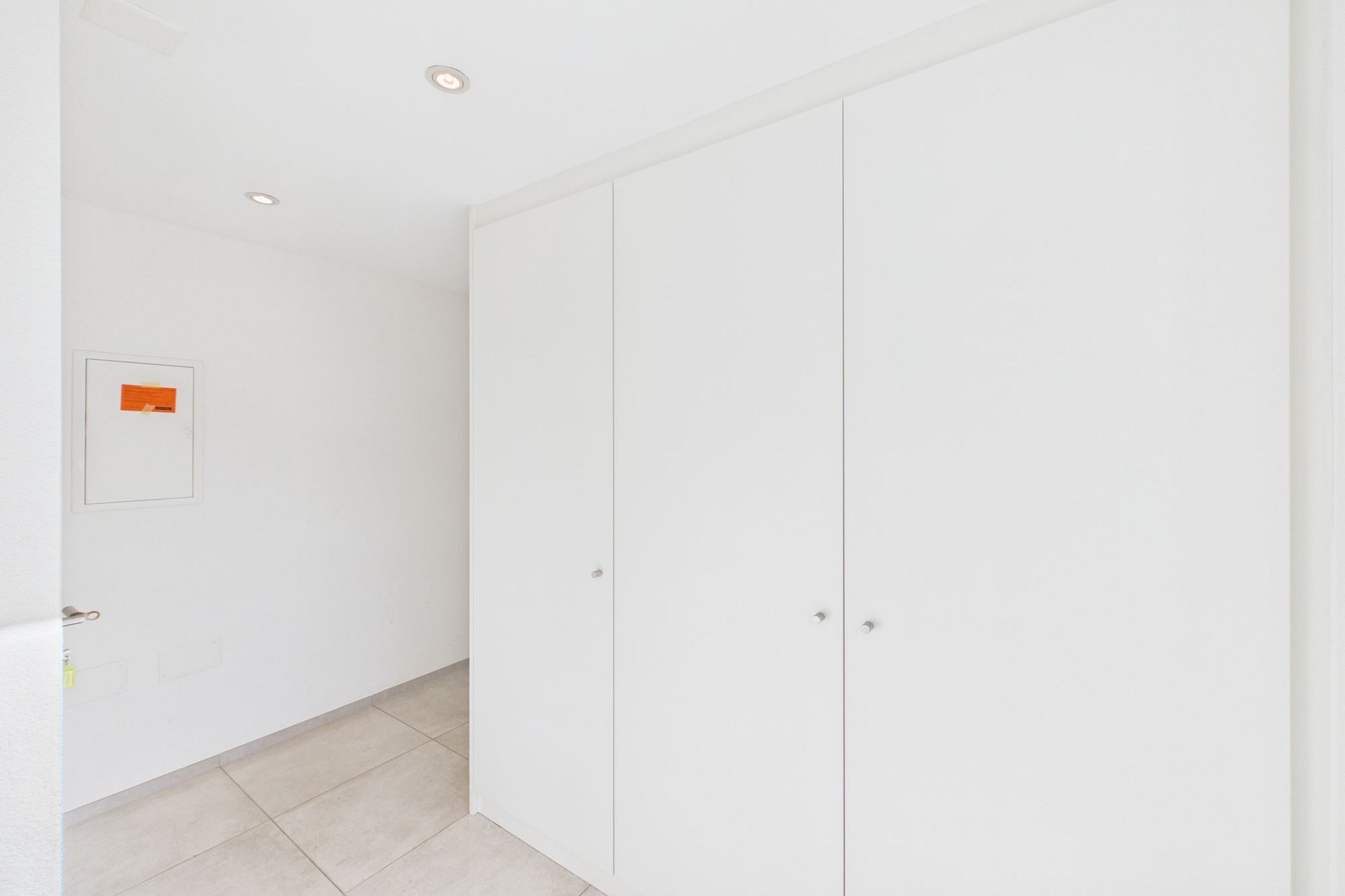 Heller, minimalistischer Eingangsbereich mit Einbauschrank