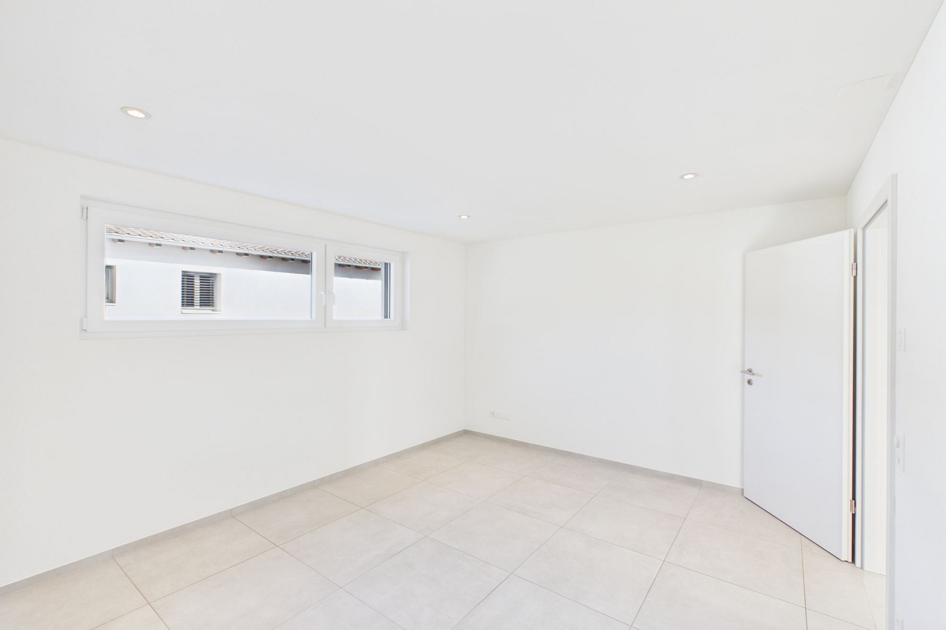 Heller, leerer Innenraum mit Fenster und Tür