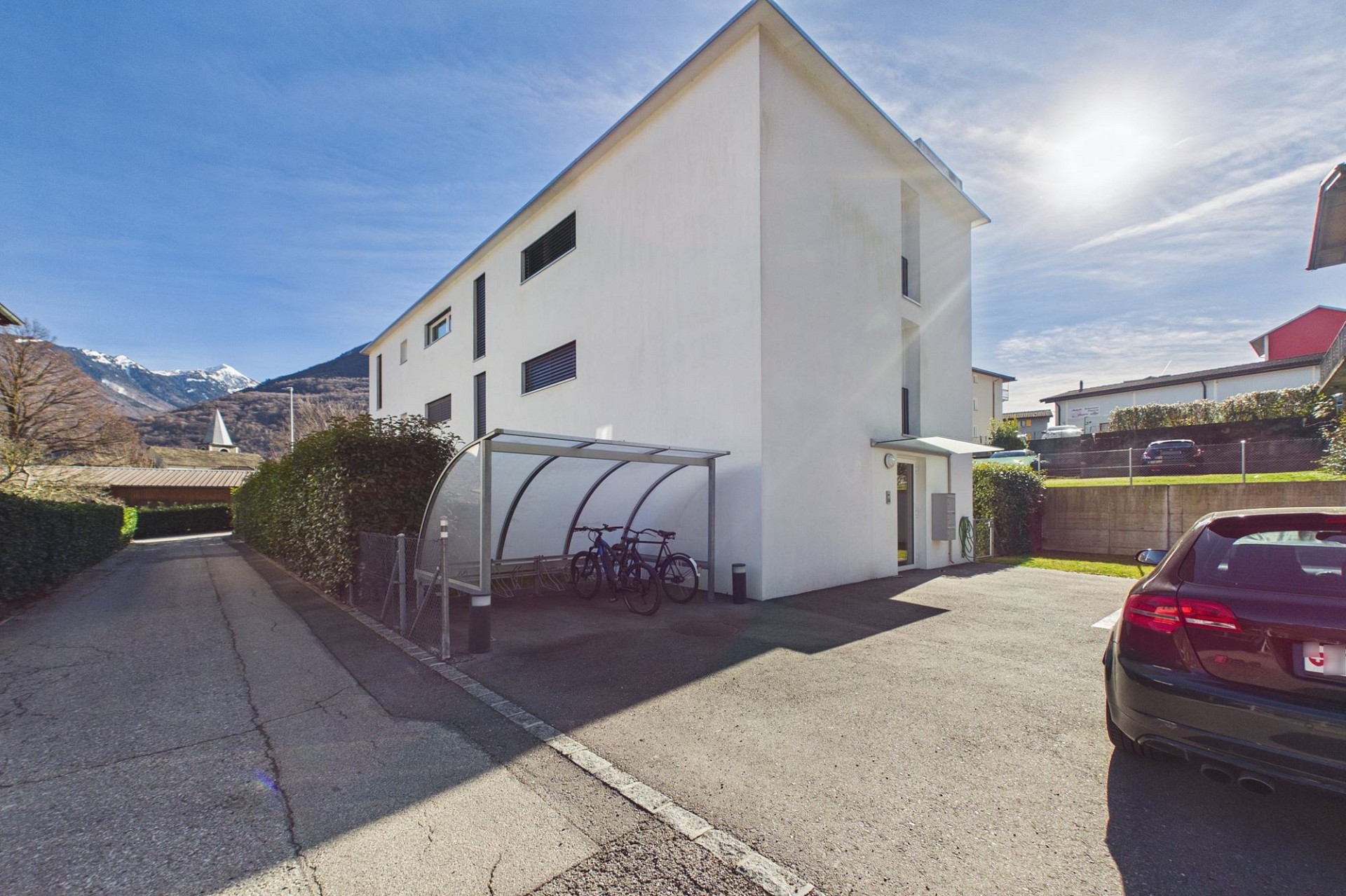 Modernes Wohnhaus mit Einfahrt und Fahrradunterstand