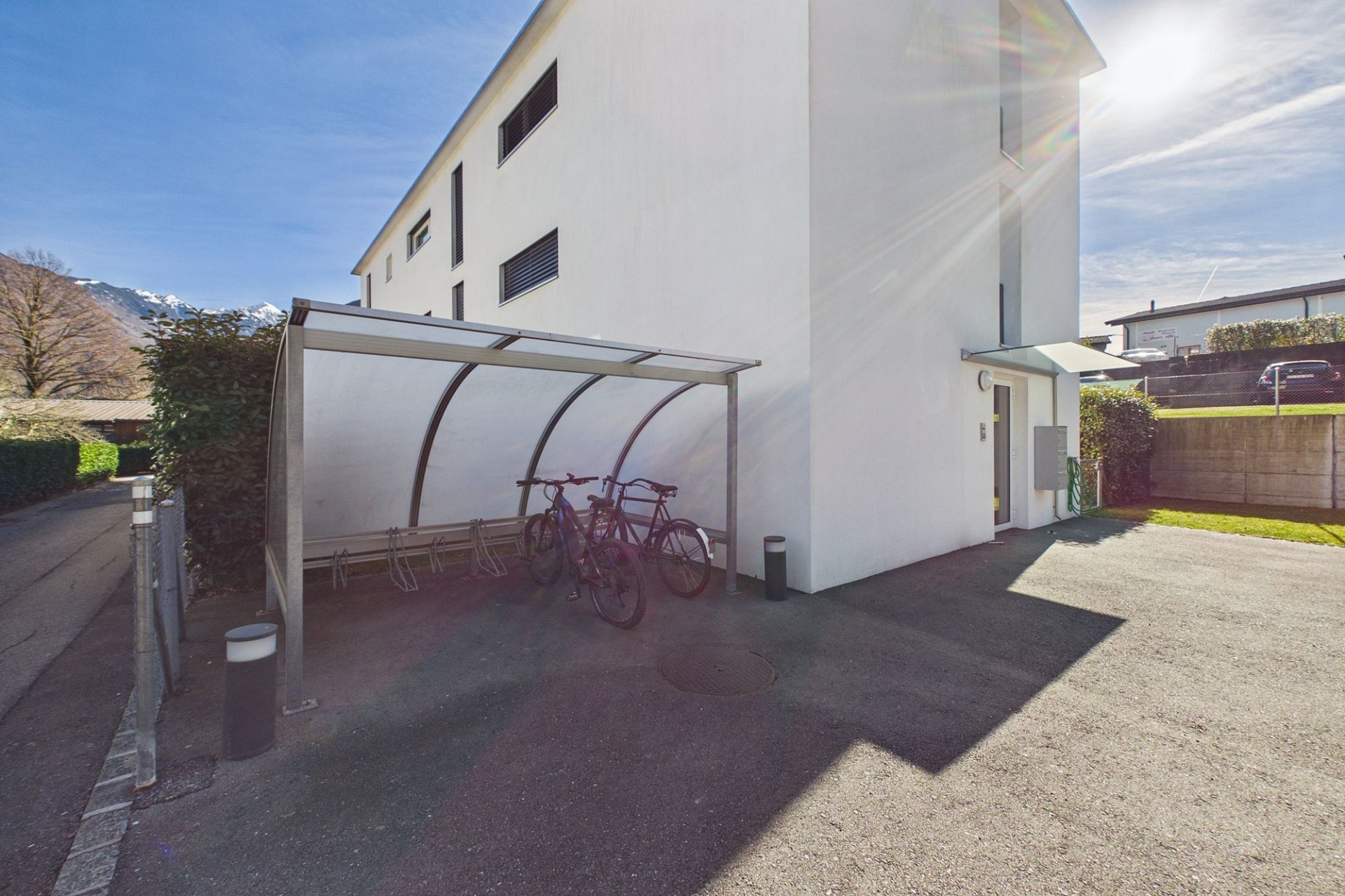 Modernes Wohnhaus mit Fahrradunterstand