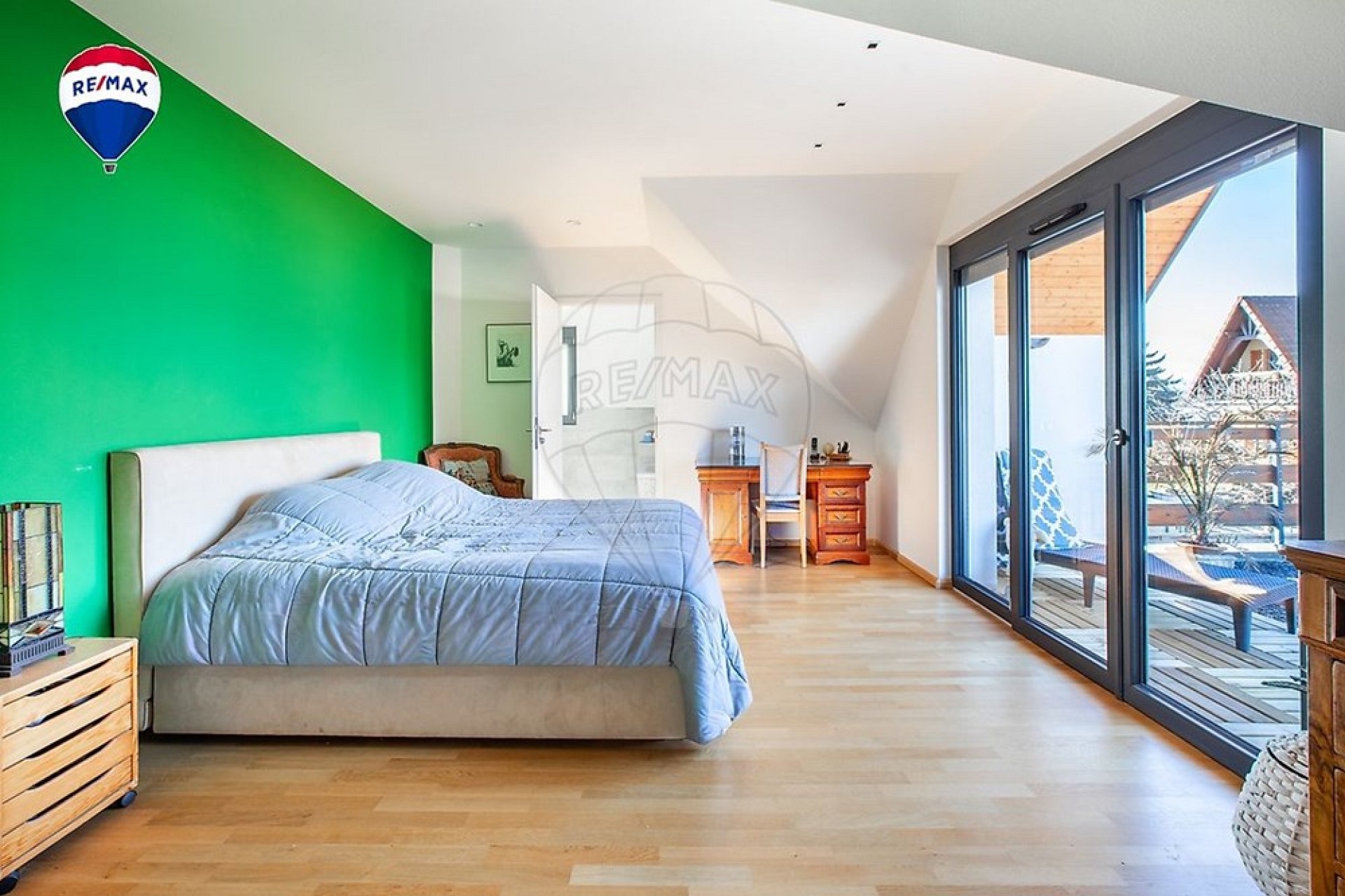 Helles Schlafzimmer mit Balkonzugang