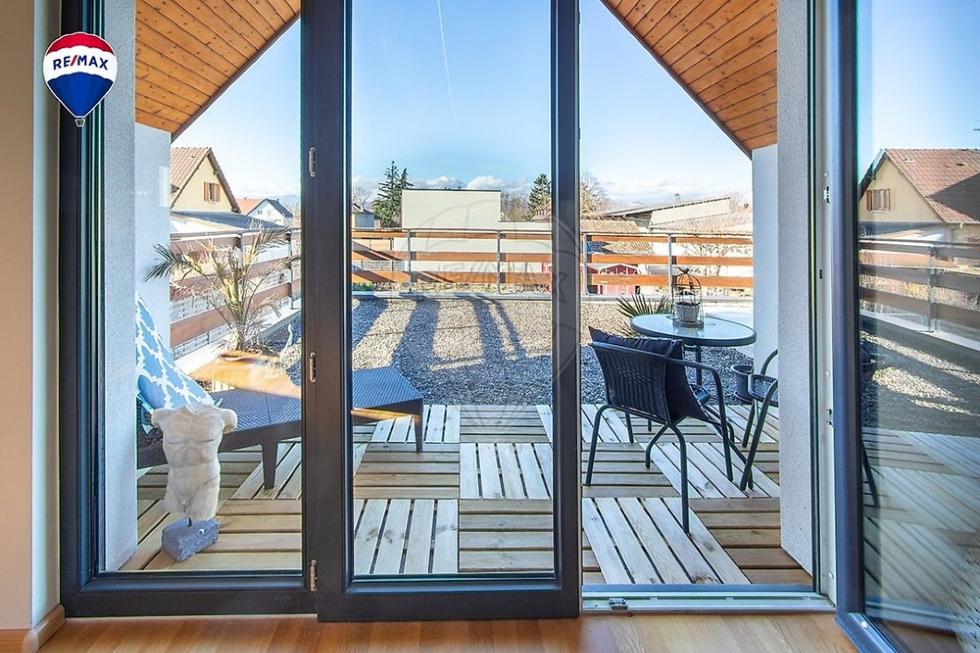 Heller Balkon mit Blick ins Wohngebiet