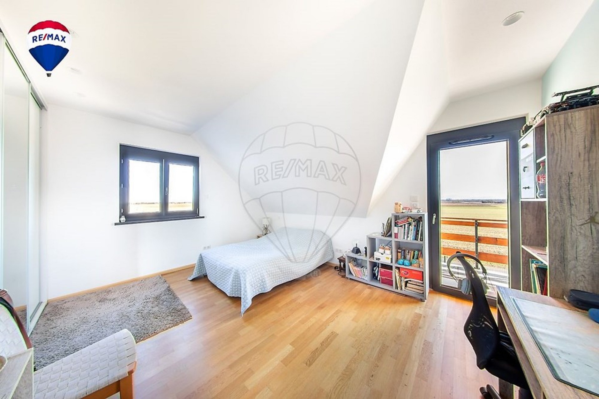 Helles Schlafzimmer mit Balkonzugang