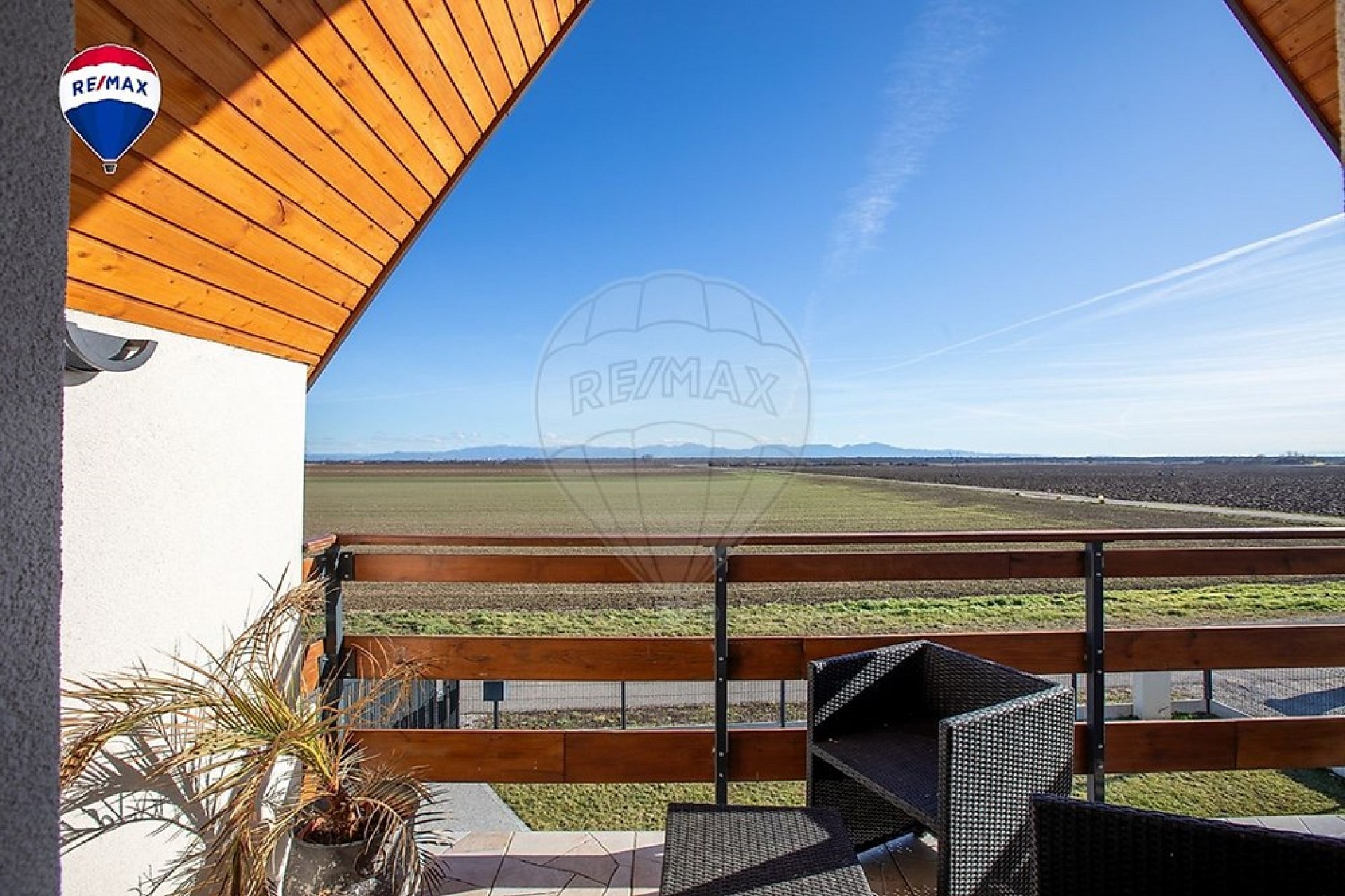 Balkon mit Weitblick über Felder