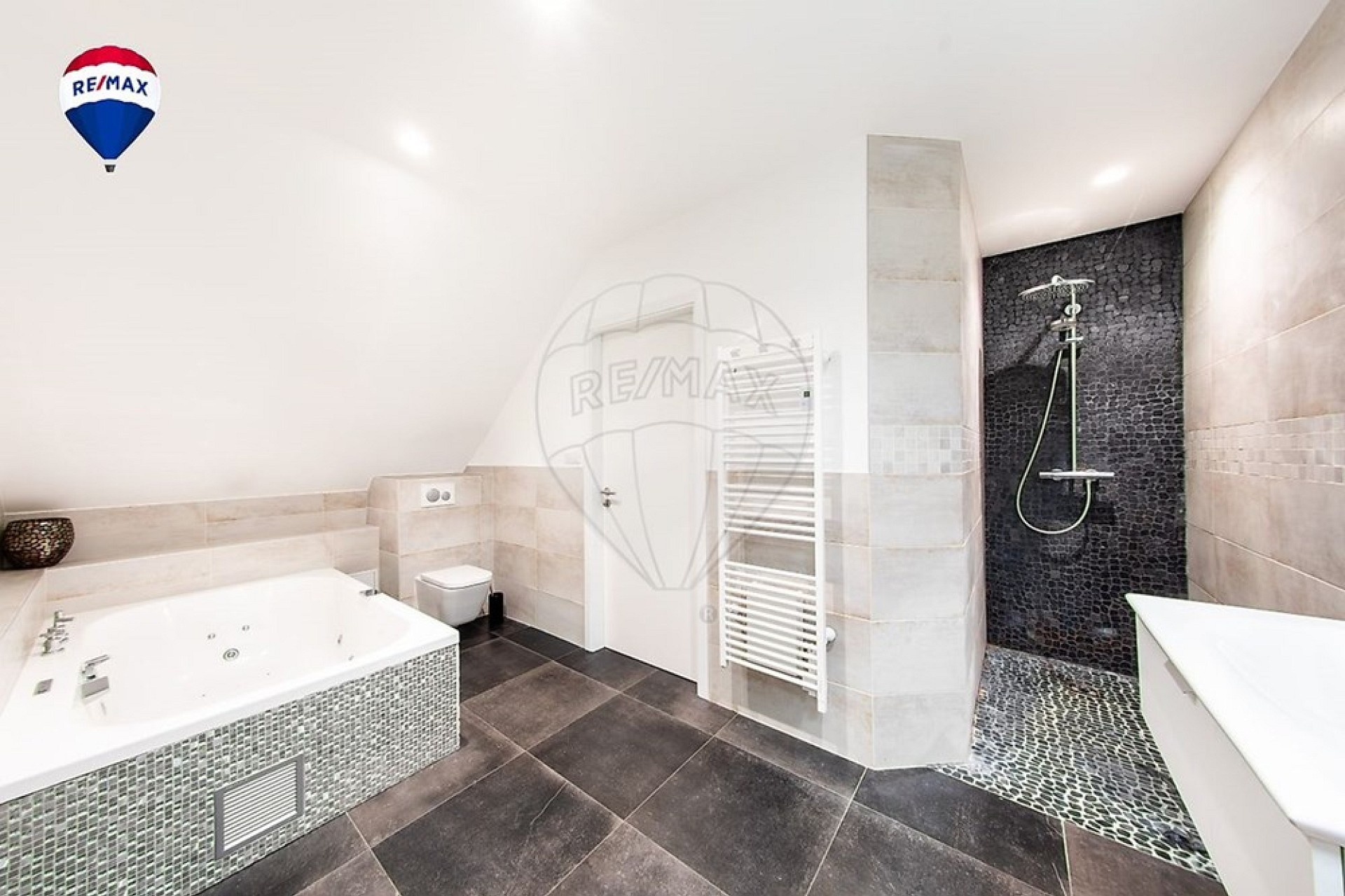 Modernes Badezimmer mit Whirlpool und Walk-in-Dusche