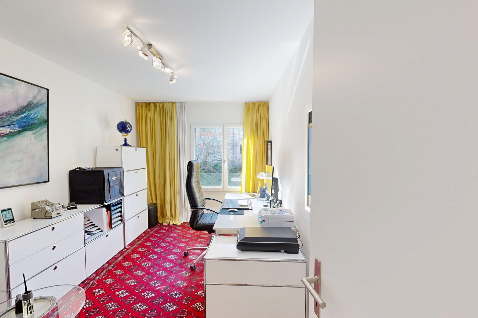 Arbeitszimmer mit Fenster