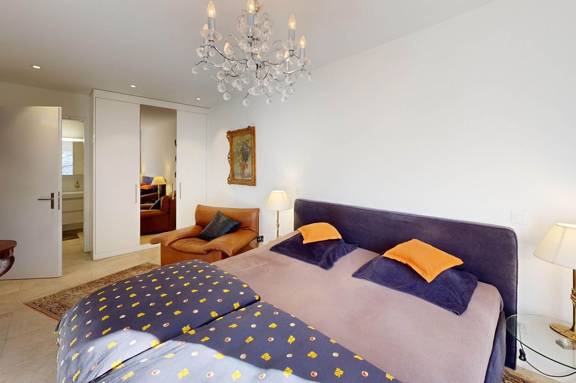 Schlafzimmer mit eleganter Möblierung