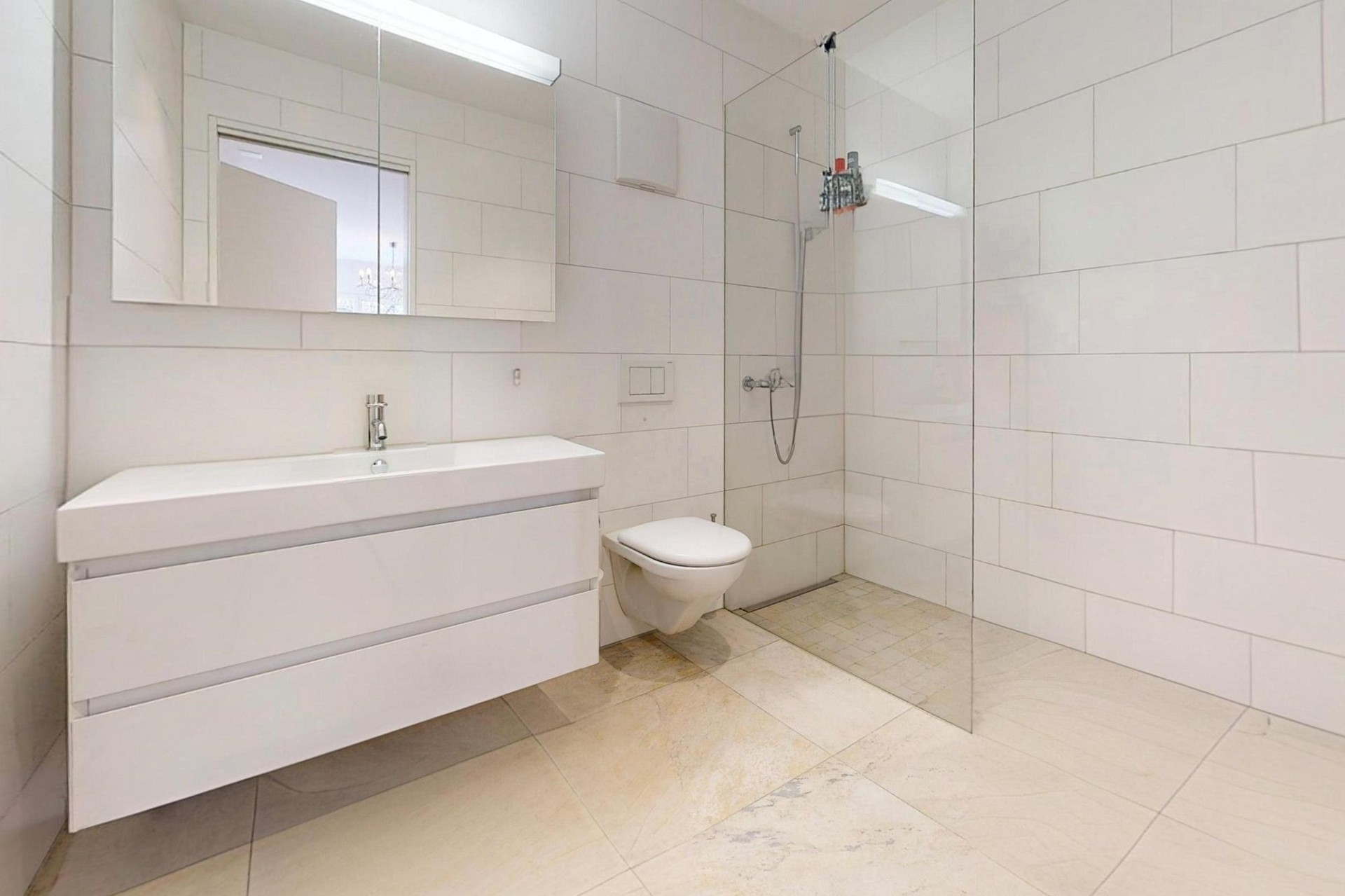 Modernes Badezimmer mit bodengleicher Dusche
