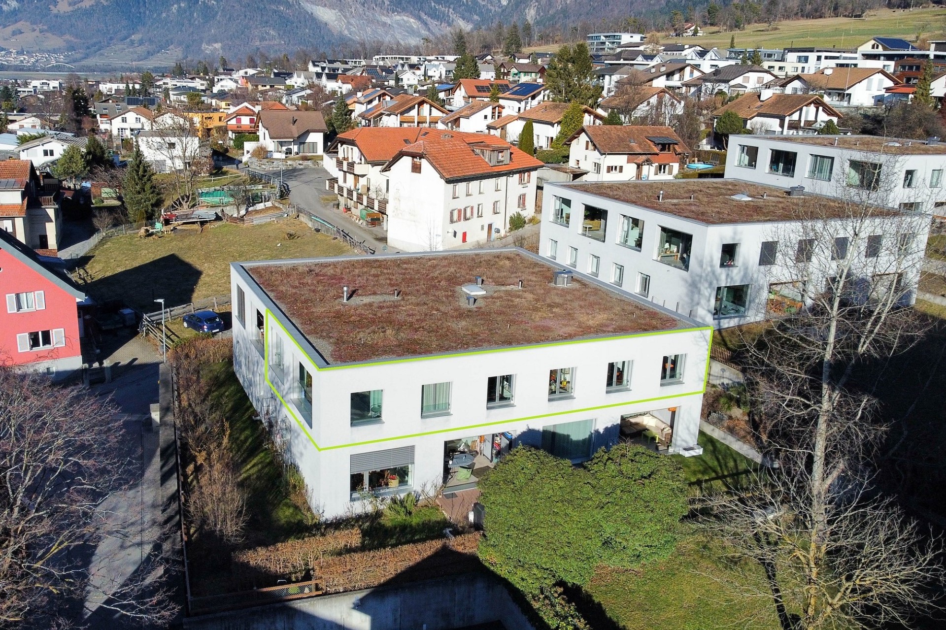 Moderne Wohnanlage mit Flachdach aus der Luft