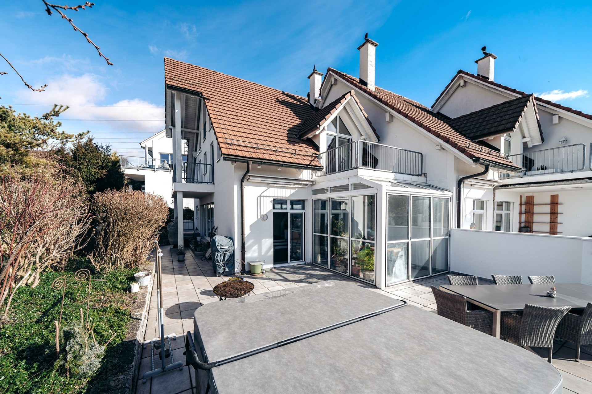 Terrasse eines Wohnhauses mit Gartenmöbeln