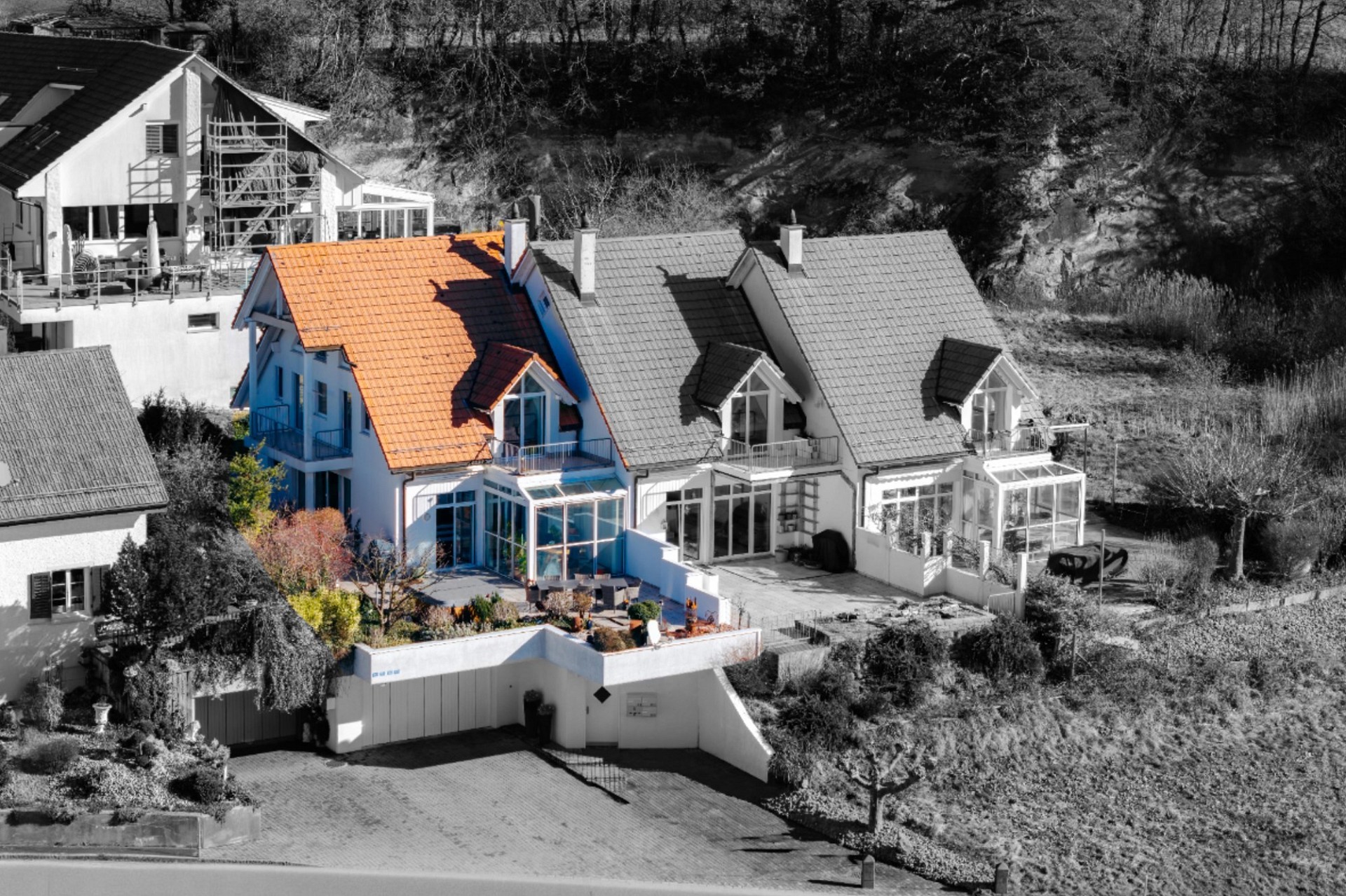 Wohnhaus mit orangefarbenem Dach in Hanglage