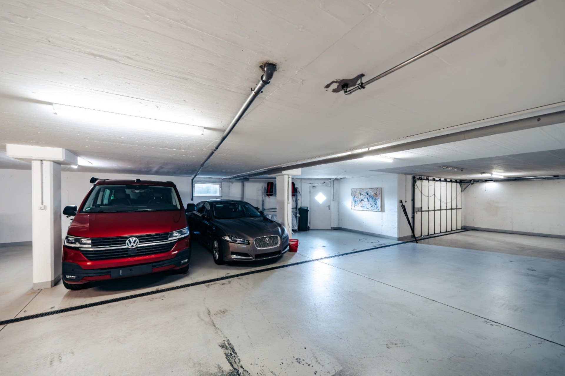 Doppelgarage mit zwei Fahrzeugen
