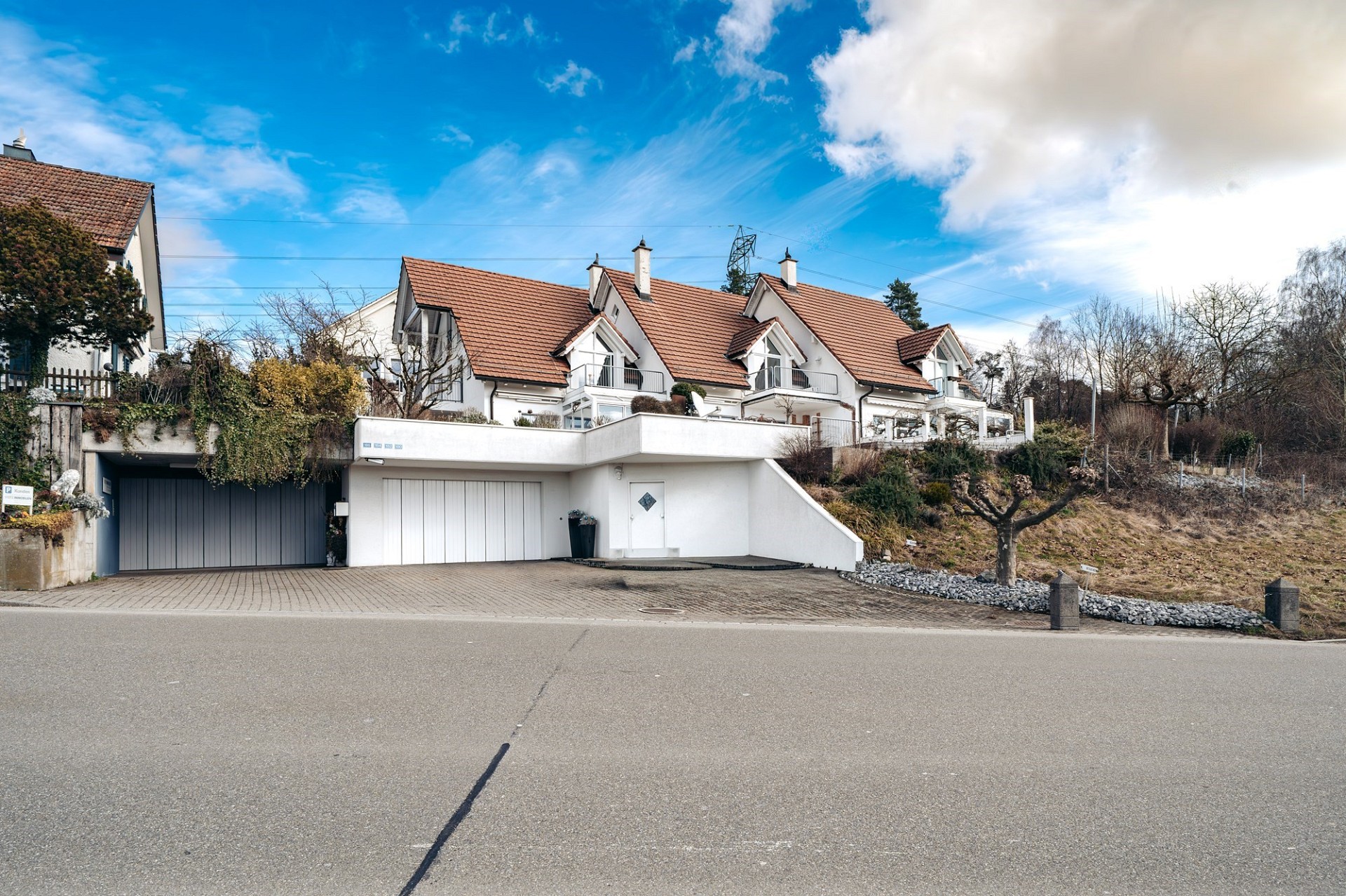Freistehendes Haus mit Garage und Hanglage
