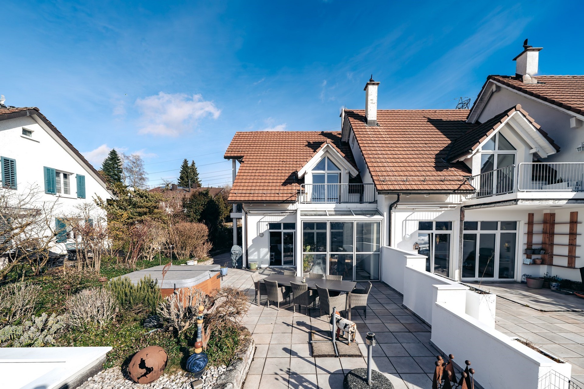 Außenansicht eines Wohnhauses mit Terrasse und Garten