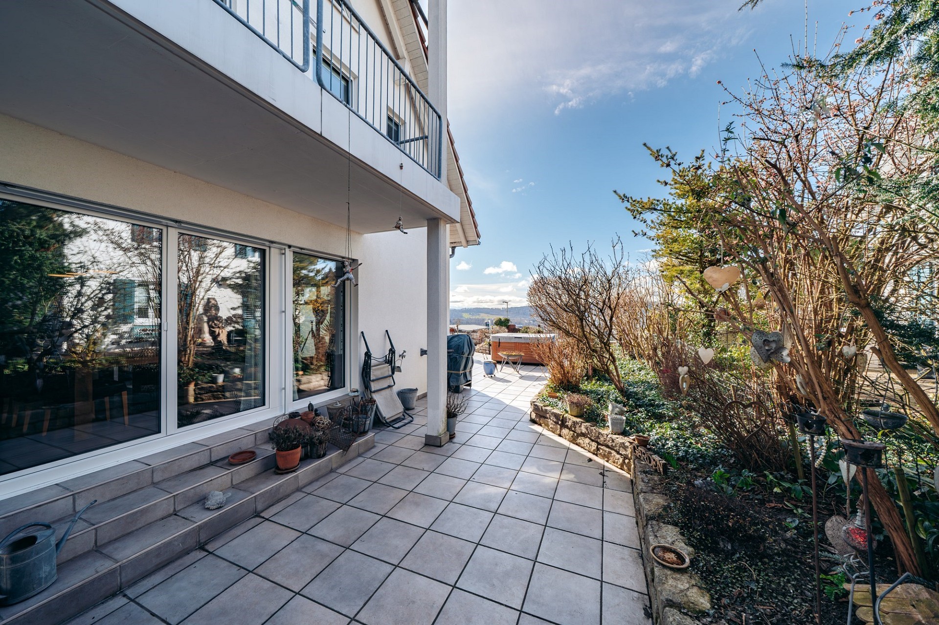 Terrasse mit Garten und Balkon