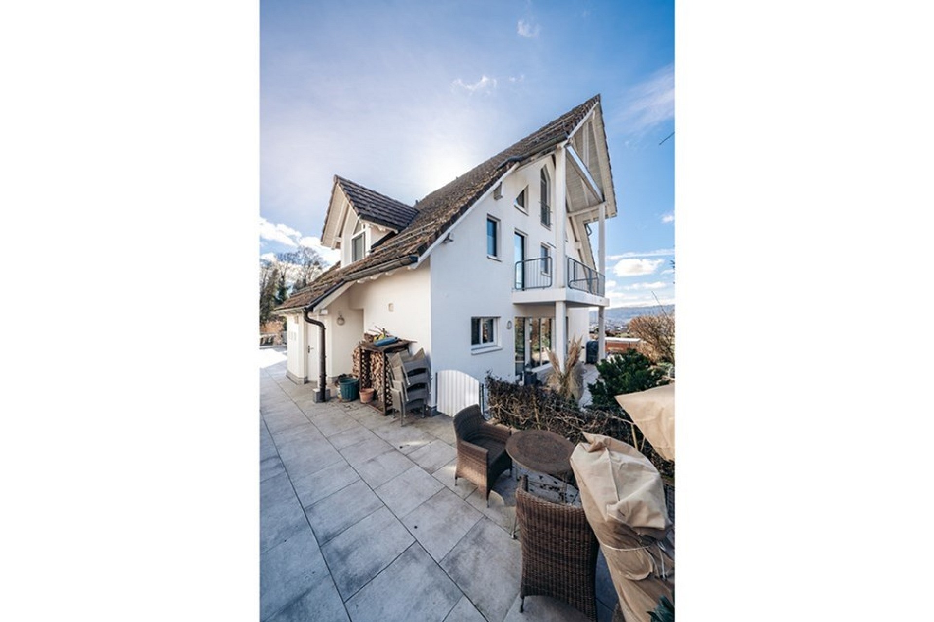 Außenansicht eines Hauses mit Terrasse
