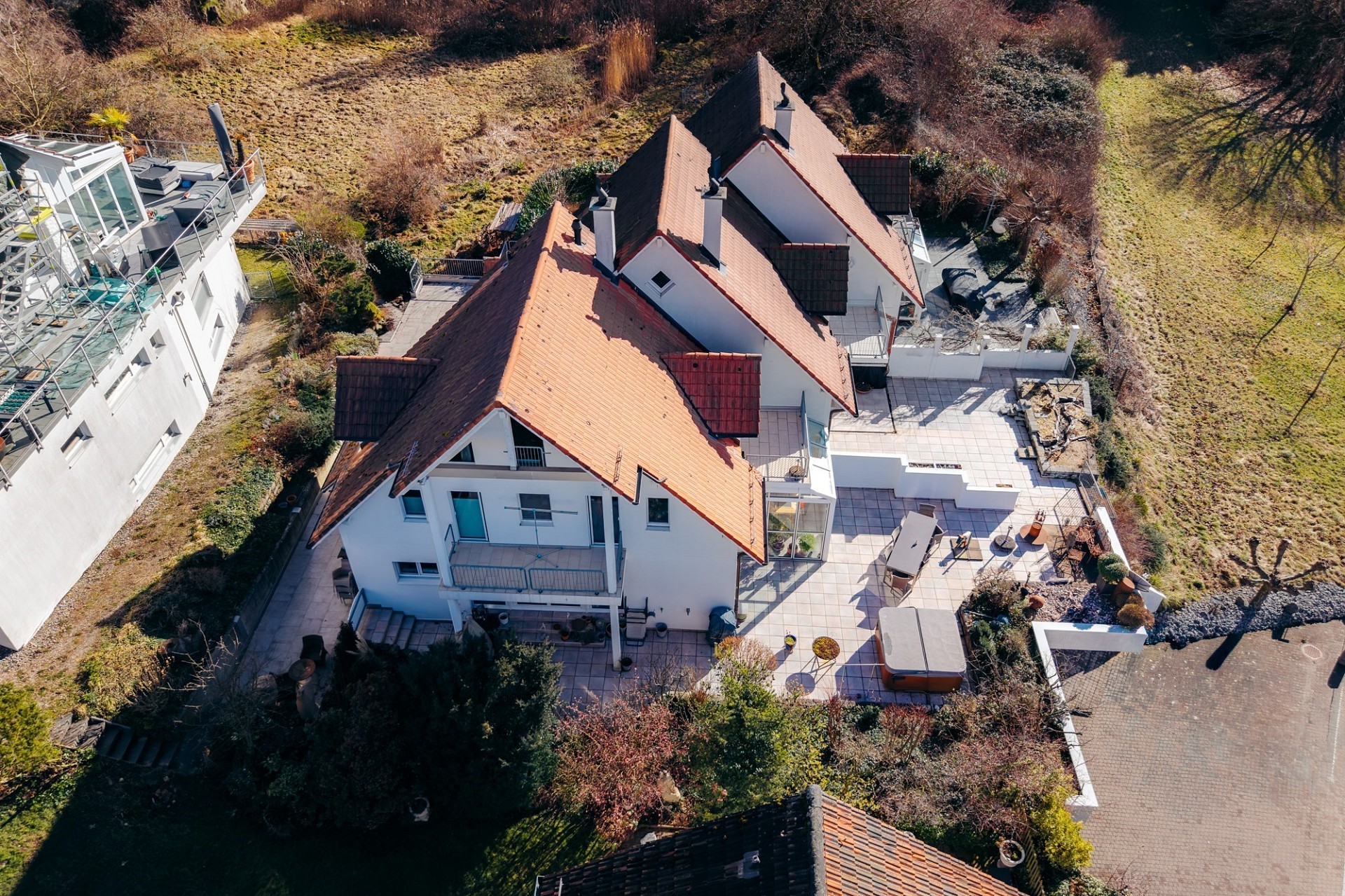 Luftaufnahme eines Wohnhauses mit großen Terrassen