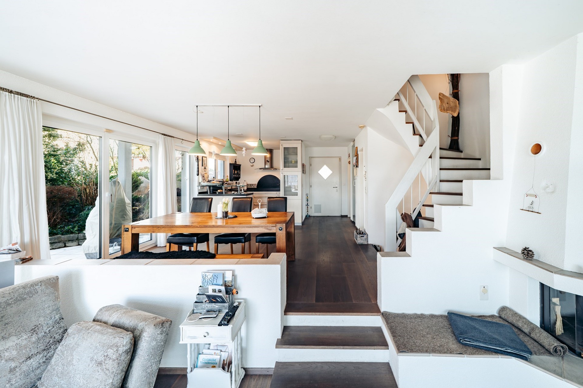 Offener Wohn- und Essbereich mit Treppe