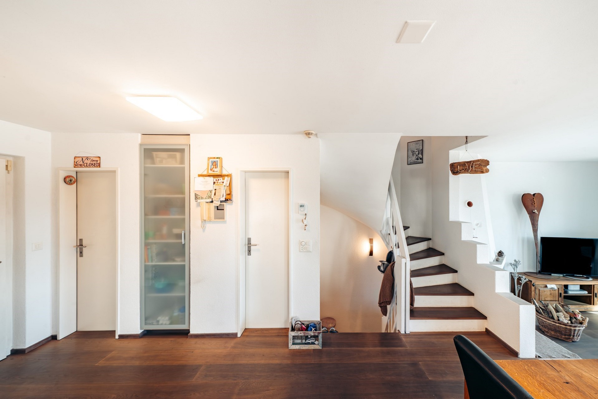 Heller Wohnbereich mit Treppe und Eingangszone