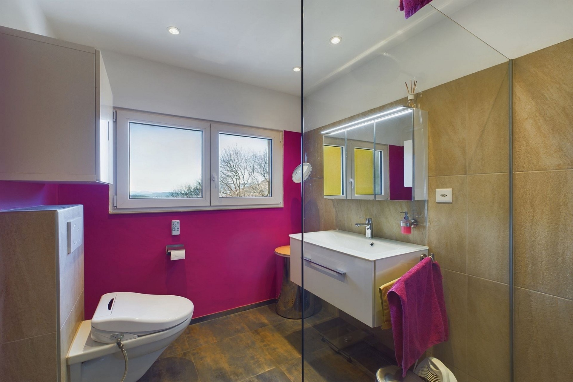 Modernes Badezimmer mit kräftig farbiger Akzentwand