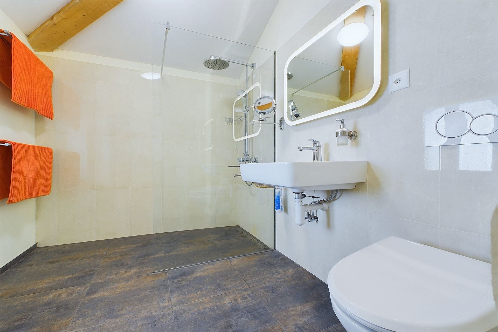 Modernes Badezimmer mit bodengleicher Dusche und weißem Waschtisch