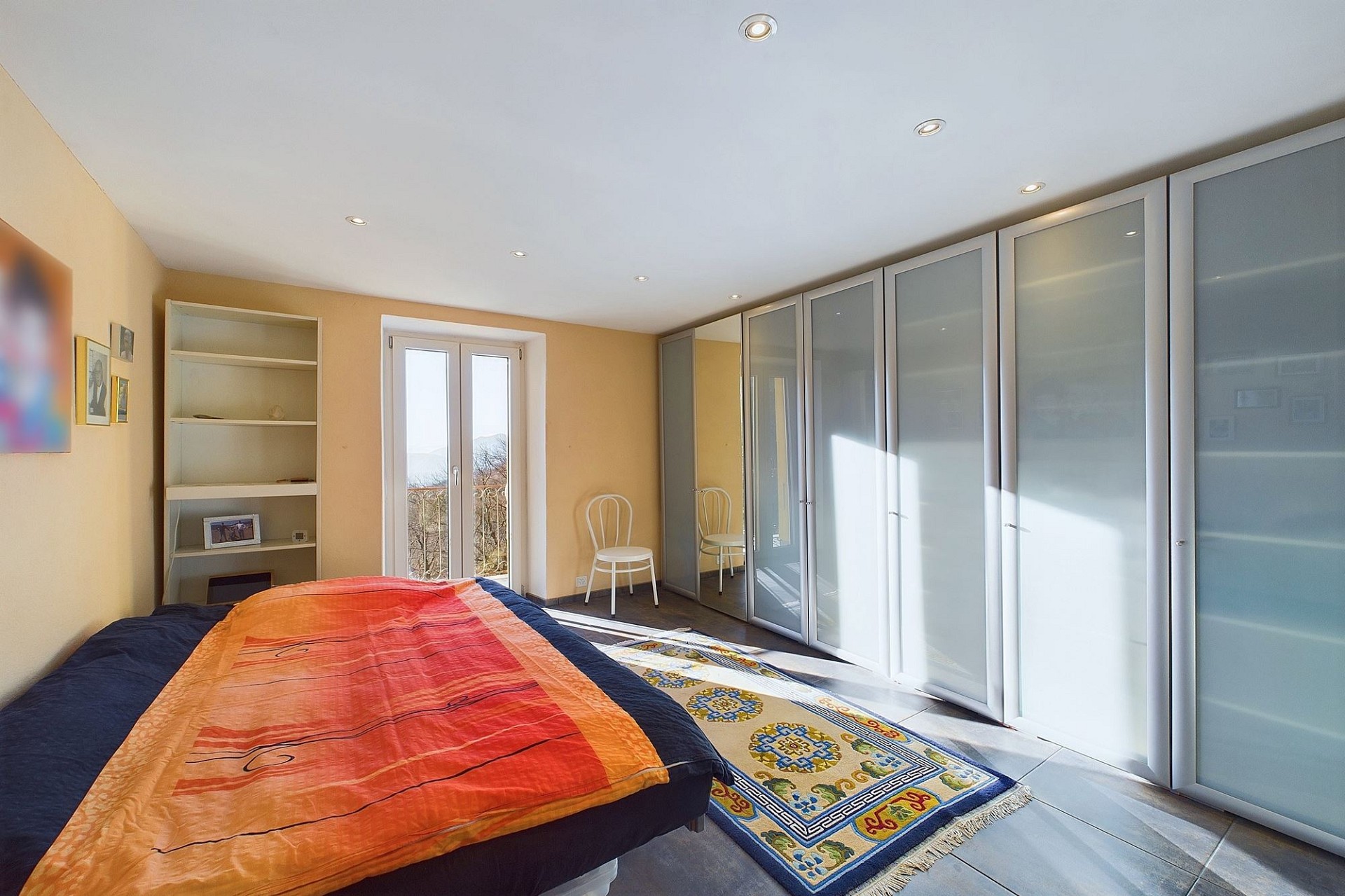 Schlafzimmer mit großem Kleiderschrank