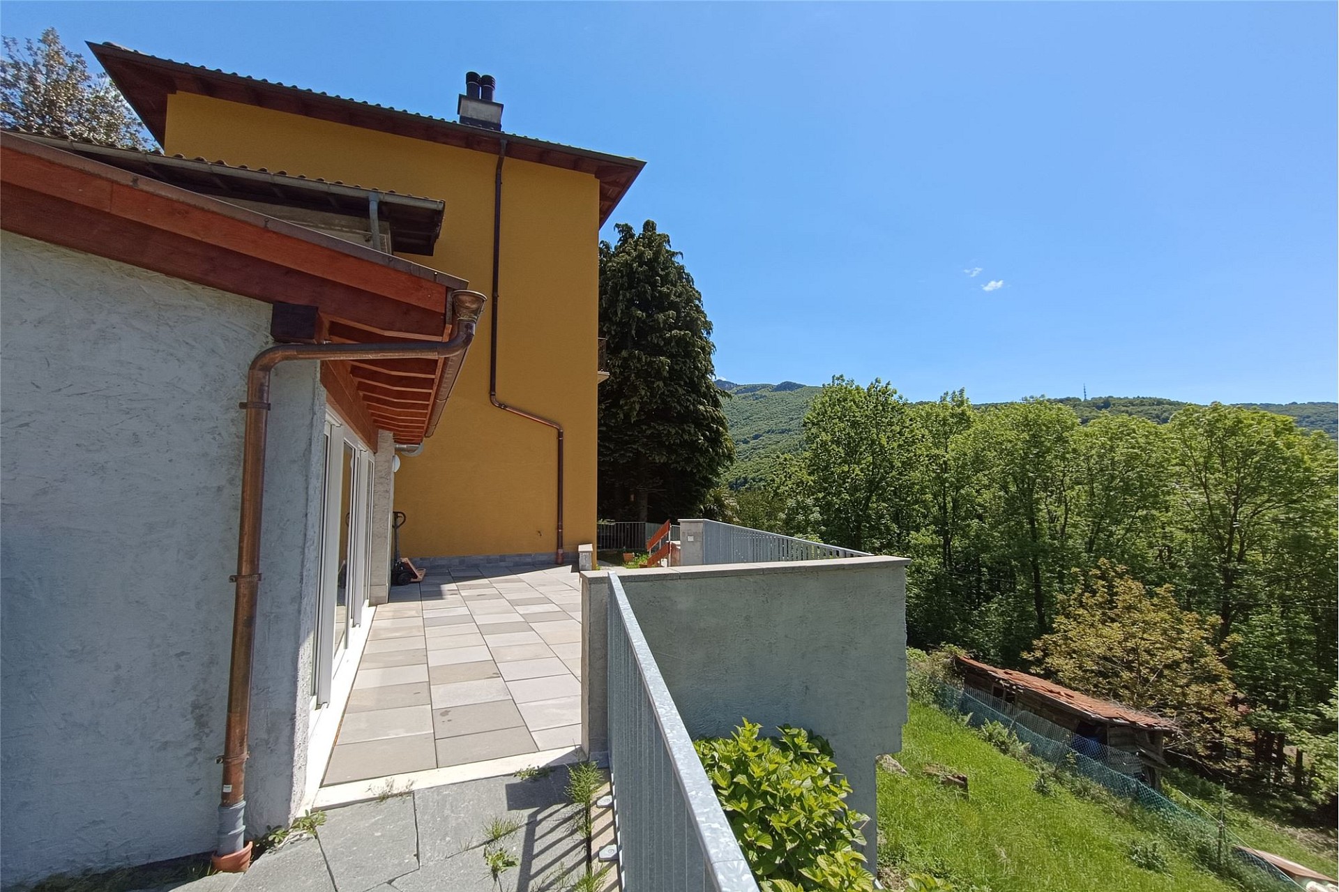 Terrasse am Haus mit Talblick