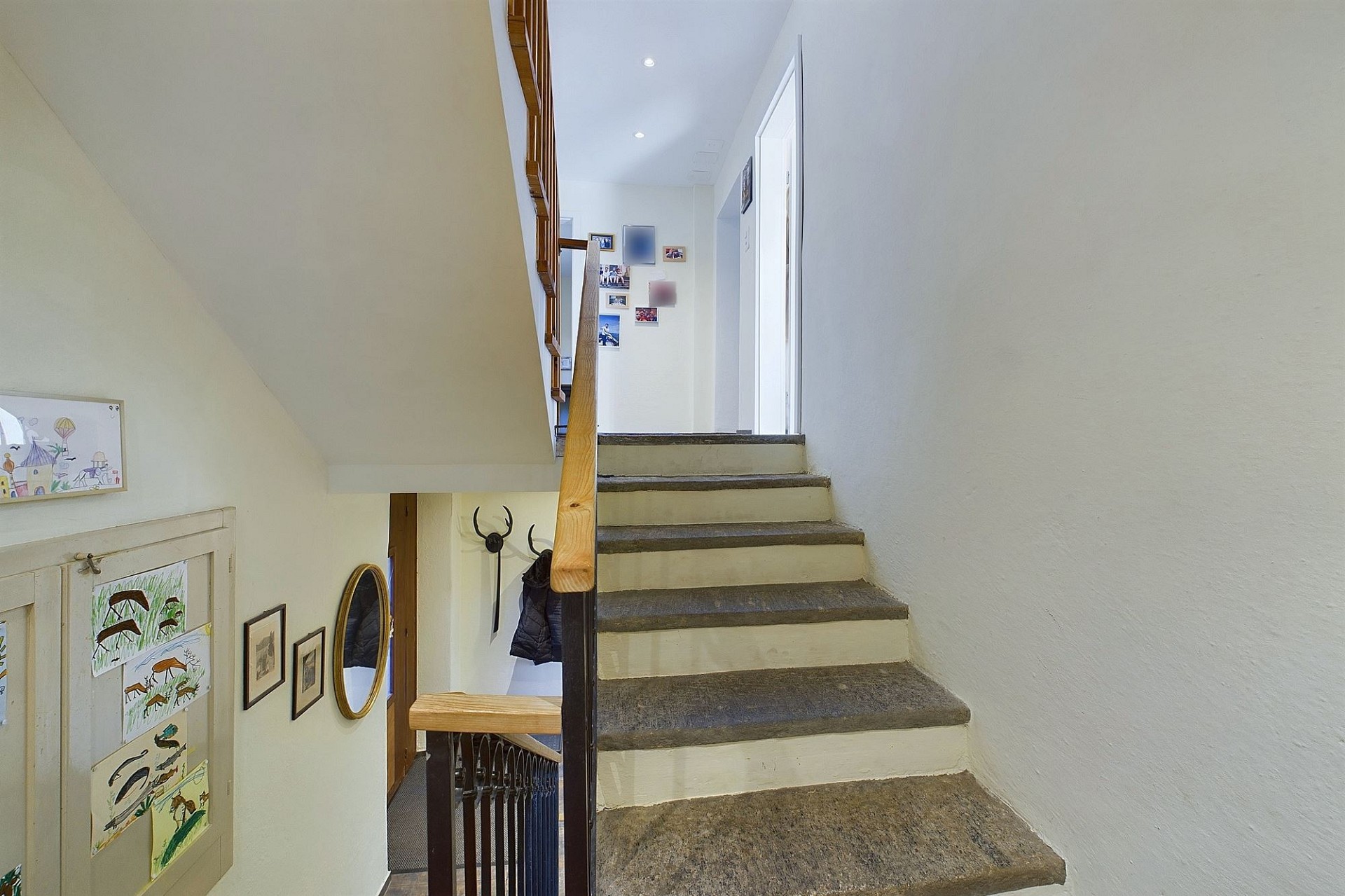 Treppenhaus mit Blick auf Flur