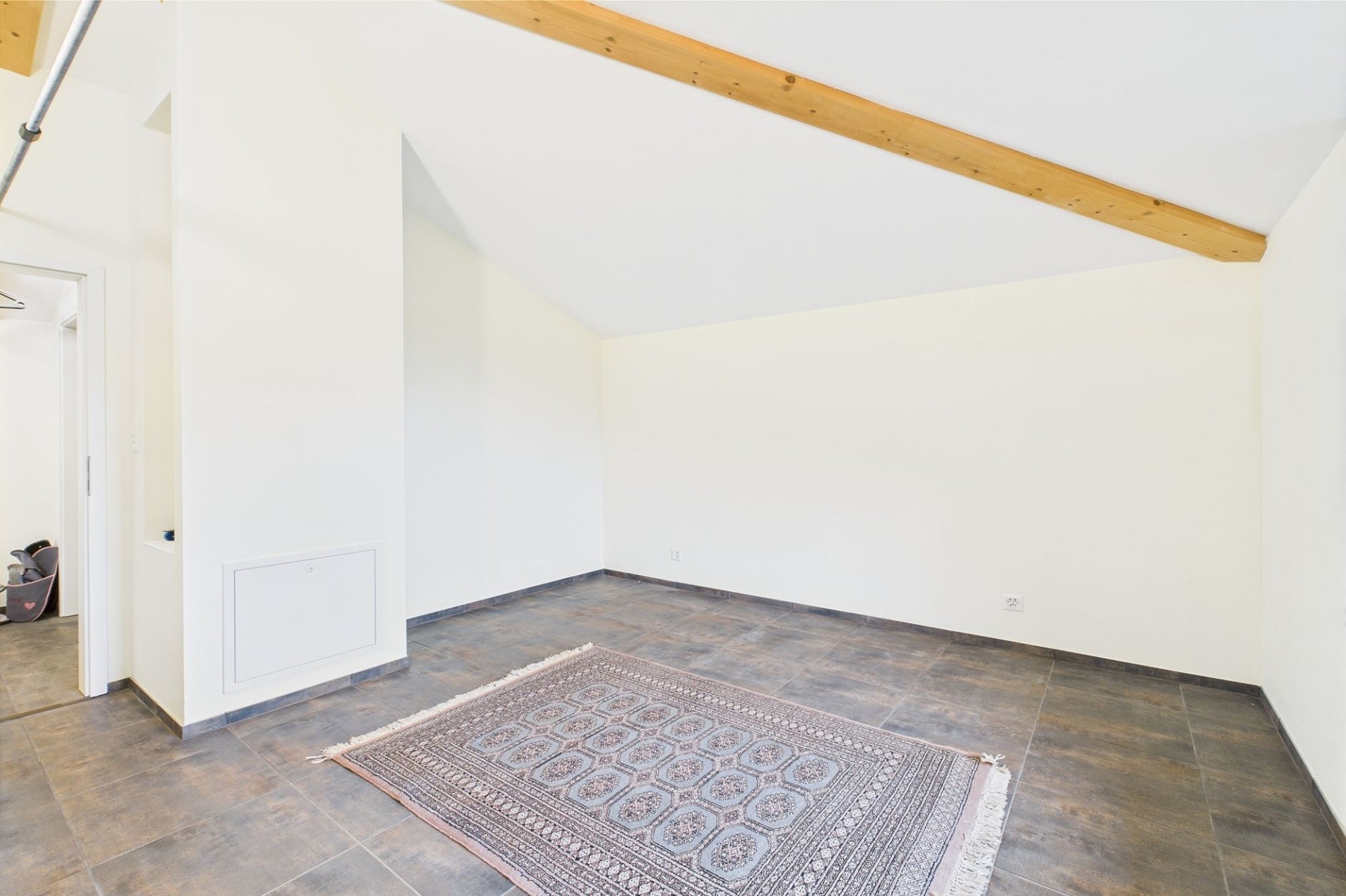 Helles Dachgeschosszimmer mit Schrägdach