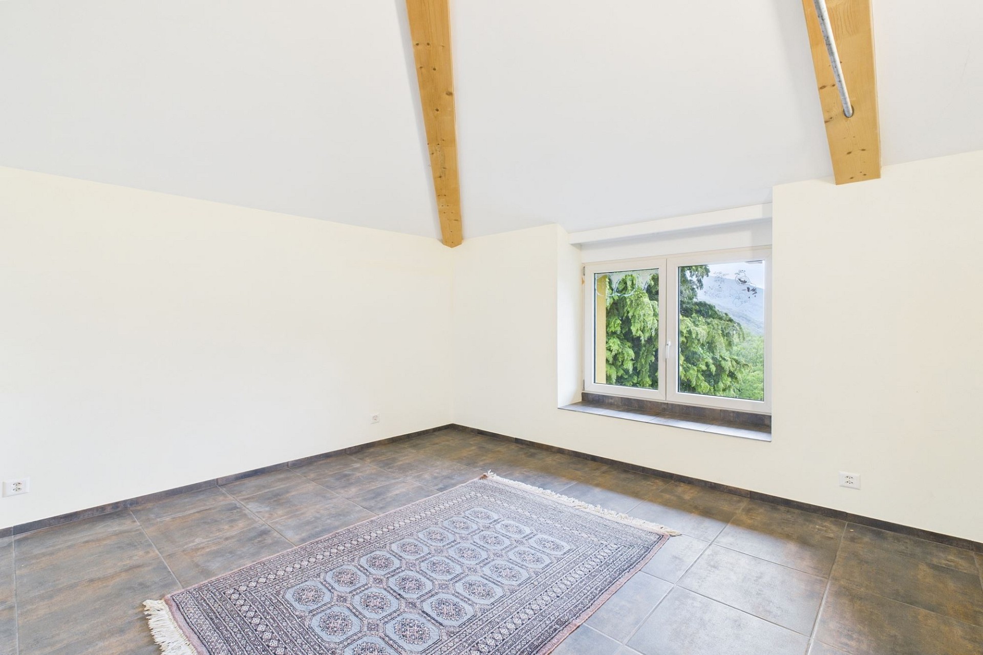 Heller Dachgeschossraum mit Fenster