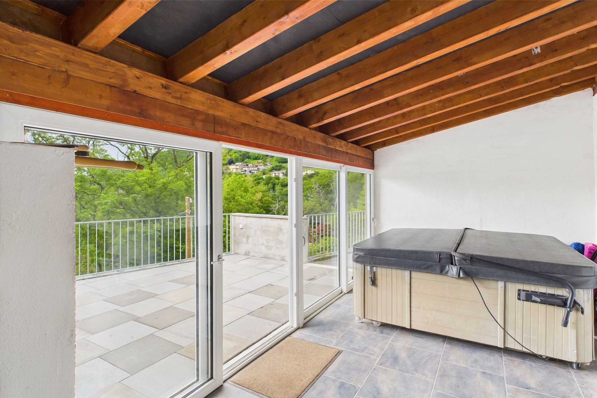 Überdachter Balkon mit Whirlpool